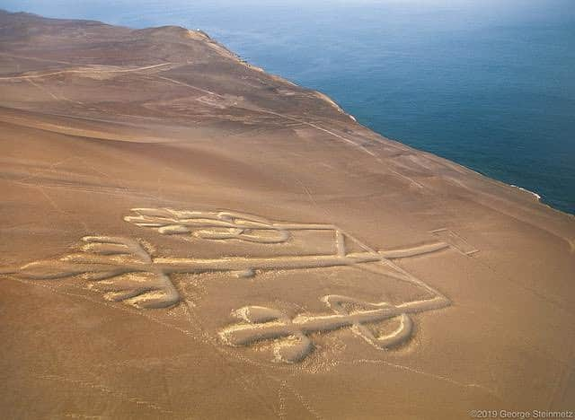 thephotosocietyさんのインスタグラム写真 - (thephotosocietyInstagram)「Photo by George Steinmetz @geosteinmetz “El Candelabro” was made by pre-Inca people, and the original meaning of the geoglyph is unknown. It was engraved on the downwind side of the Paracas Peninsula, where the dew soaked surface stablizies this sandy etchings of the ancients, and the careless footprints of tourists. As seen from my paramotor.  To see more of our world from above, follow @geosteinmetz」5月23日 8時03分 - thephotosociety