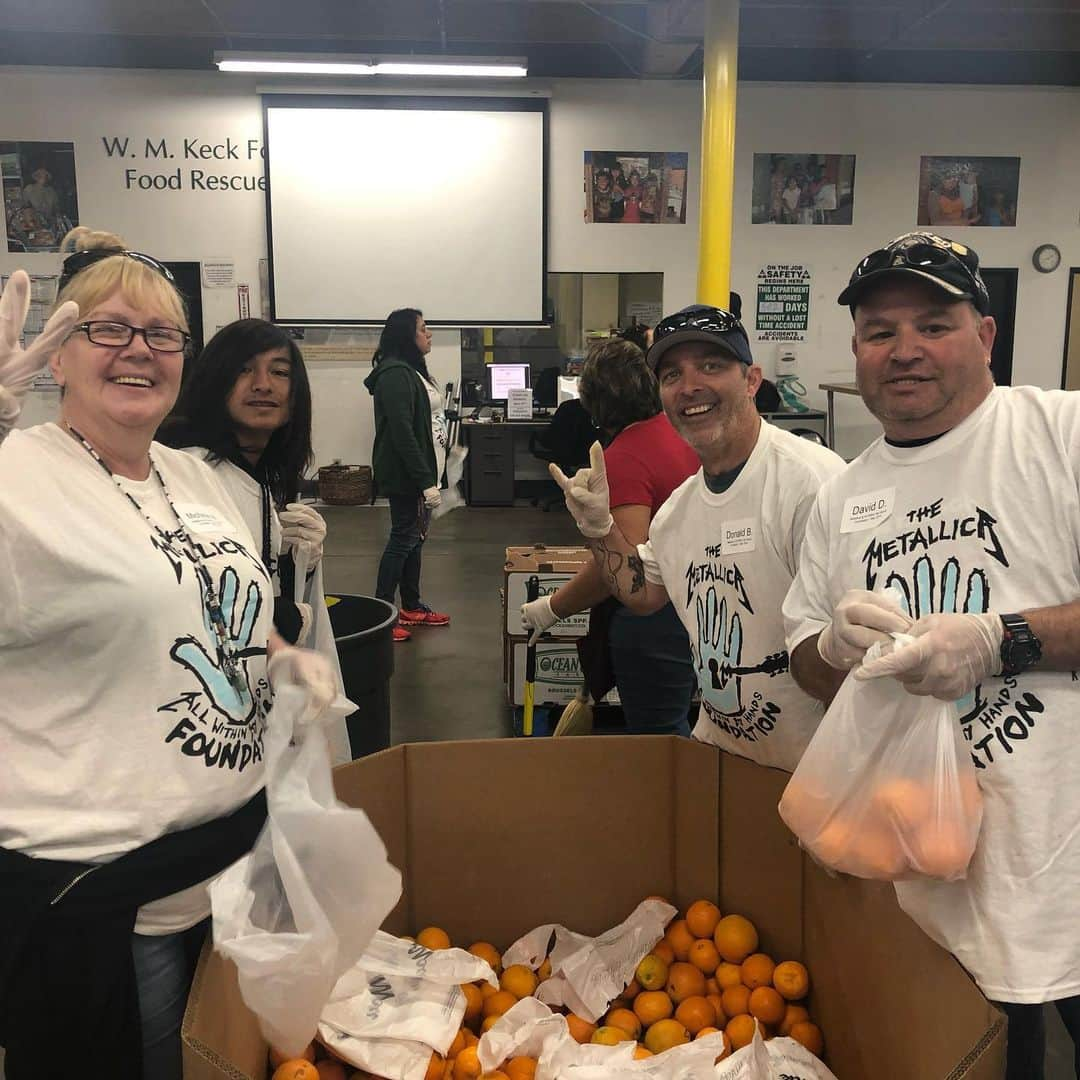 メタリカさんのインスタグラム写真 - (メタリカInstagram)「@robtrujillo spent his Day of Service shift at @lafoodbank, sorting food side by side with local Metallica fans and Foundation supporters. #AWMH #MetallicaGivesBack」5月23日 8時04分 - metallica