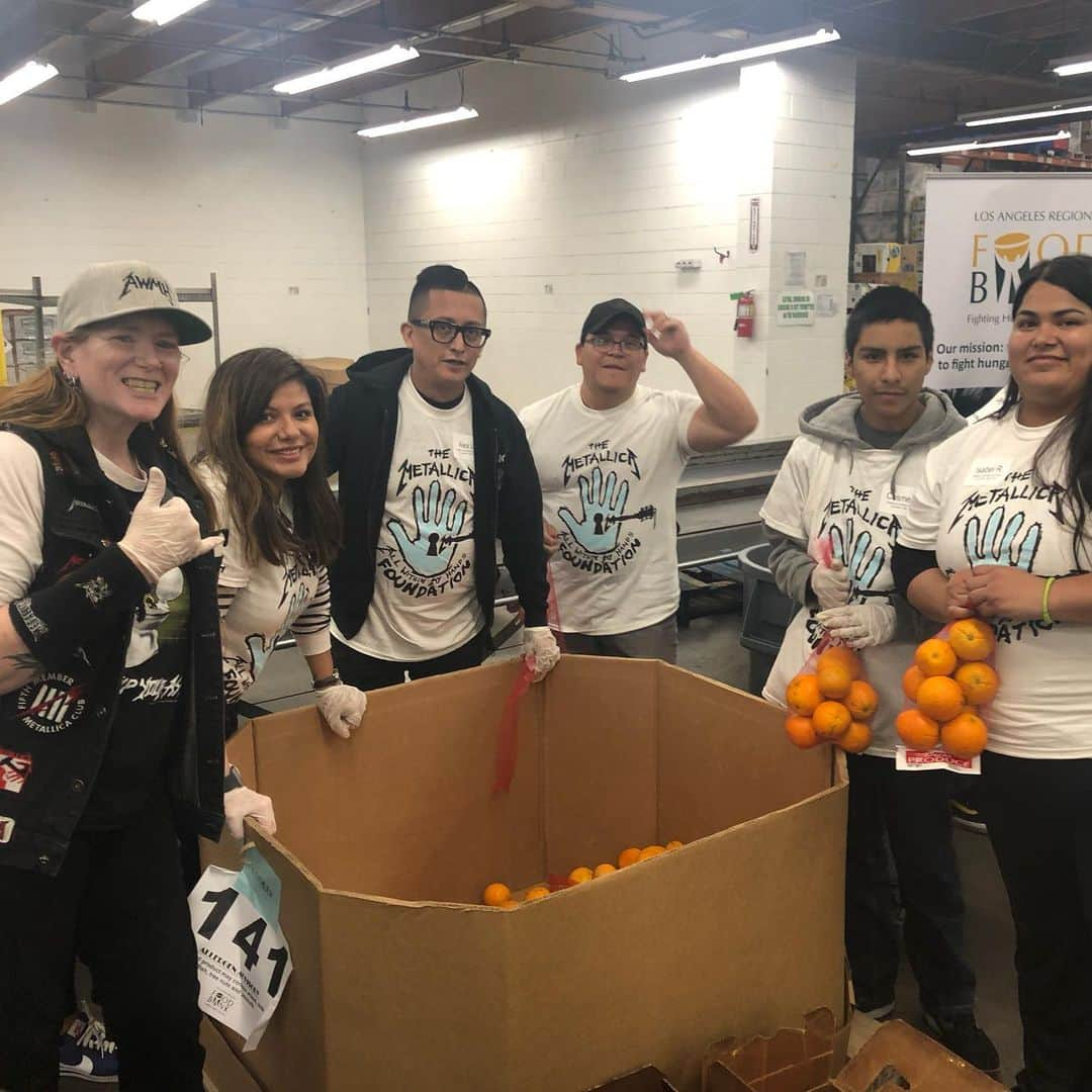 メタリカさんのインスタグラム写真 - (メタリカInstagram)「@robtrujillo spent his Day of Service shift at @lafoodbank, sorting food side by side with local Metallica fans and Foundation supporters. #AWMH #MetallicaGivesBack」5月23日 8時04分 - metallica