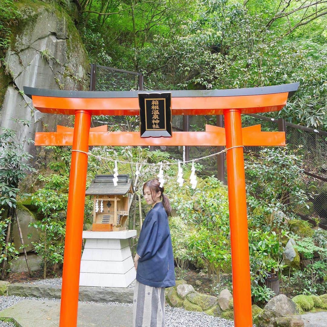 のインスタグラム：「* 緑に囲まれたホテルの庭園内に神社を発見！ その名も箱根温泉神社⛩♨️ 朝の散歩にうってつけーー🚶‍♂️✨ でねでね、何より印象的だったのはご飯！！ お肉もソースも美味しかった…もう1枚🥩 メッセージプレートも用意して頂き 写真も撮ってくれてその場でアルバムにして下さった 優しいスタッフの方々🥂🙏 記念日にもうってつけーー🥰 滝を眺めながらの露天風呂も最高でした。 #祝泊 #東京女子部 #オズモール #天悠 #箱根旅行」
