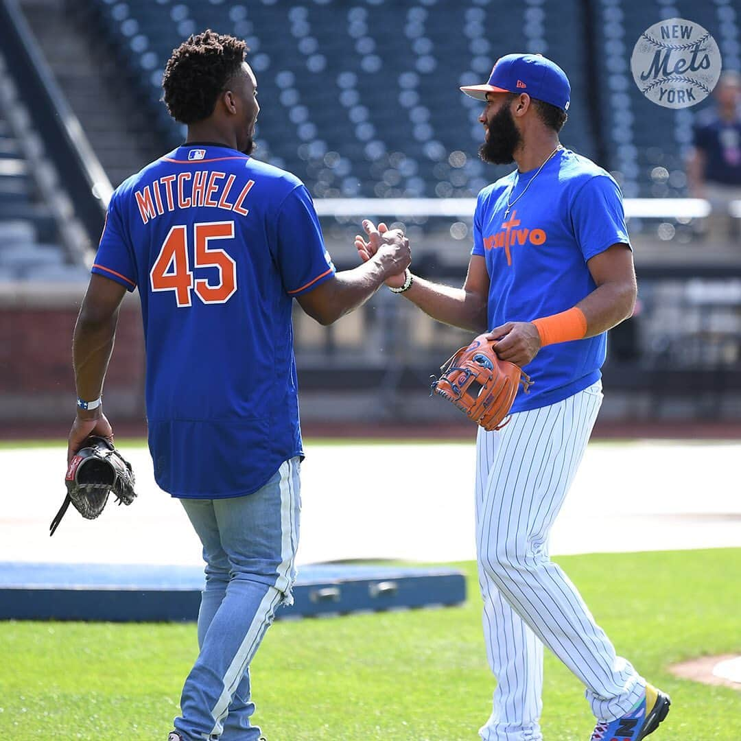 ニューヨーク・メッツさんのインスタグラム写真 - (ニューヨーク・メッツInstagram)「Who else can drop 46 and hit dingers? Your favorite player could never. 💣💪 #Mets #LGM」5月23日 8時05分 - mets