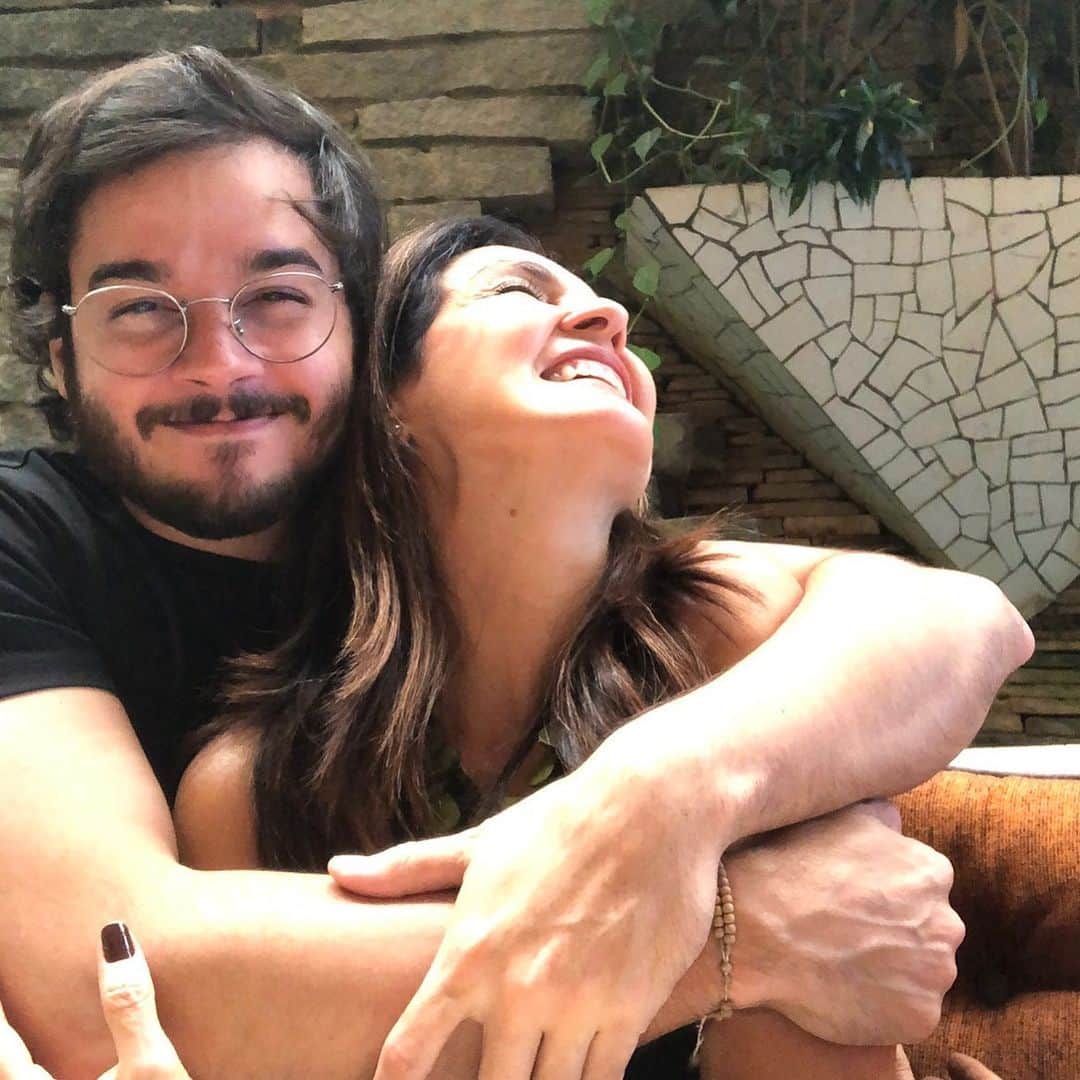 ファチマ・ベルナルデスのインスタグラム：「Mais uma de abraço, porque nunca é demais! #DiaDoAbraco #cadaminutoimporta #TBTantecipado」