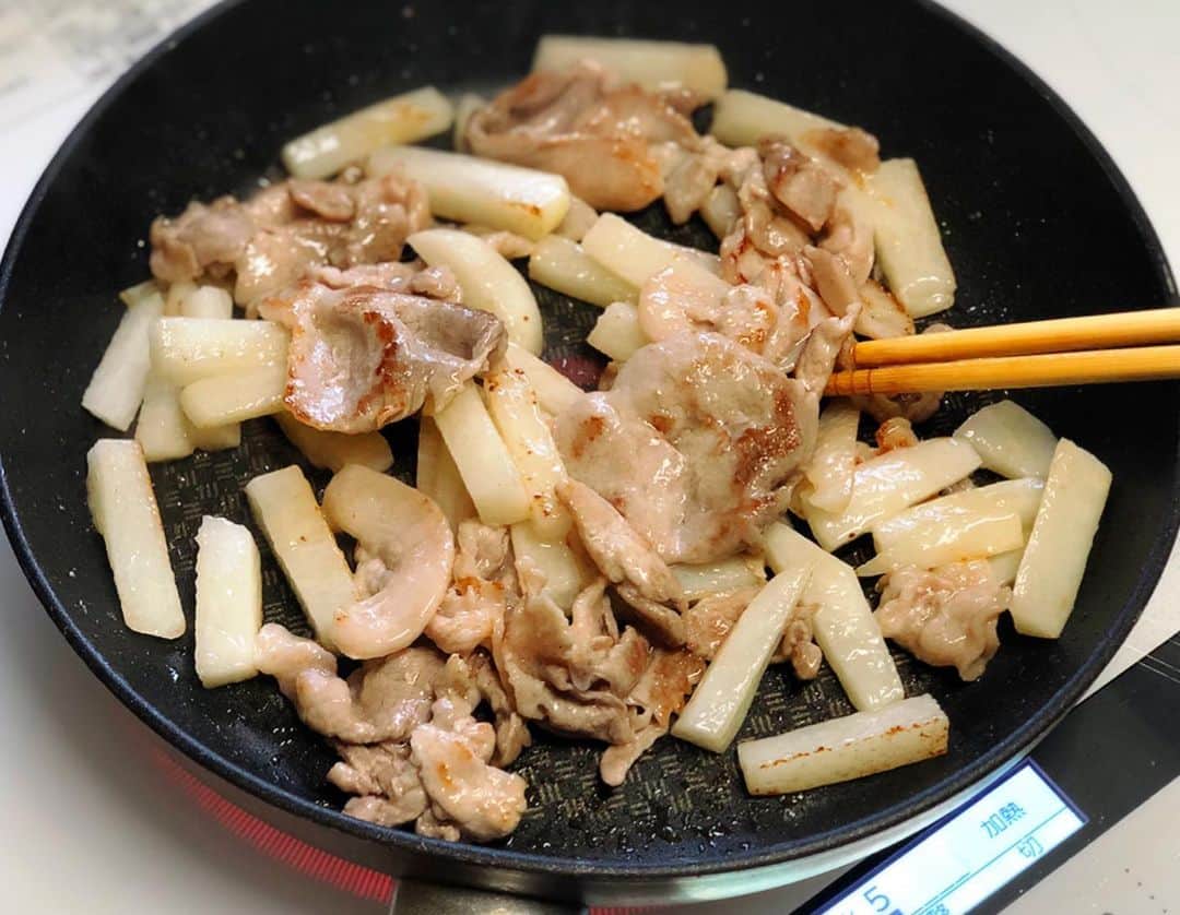 Mizuki【料理ブロガー・簡単レシピ】さんのインスタグラム写真 - (Mizuki【料理ブロガー・簡単レシピ】Instagram)「・ ♡こってり甘辛♡ 豚肉と長芋のごまだれ炒め ・ おはようございます♩ 今朝のブログでは #ごはんがすすむ #がっつりおかず  豚肉と長芋のごまだれ炒めを ご紹介させていただきました♡ ごまたっぷりの甘辛だれで 間違いなしの美味しさです(*´艸`) フライパンひとつで簡単にできるので 是非お試し下さいね(*^^*) おすすめです♩ ・ ・  #ブログ更新しました ・ ・  ブログ(レシピ)はホームのリンクよりご覧下さい↓ @mizuki_31cafe 【Mizuki公式ラインブログ】 https://lineblog.me/mizuki_official/ ・ ・ #豚肉#長芋#甘辛炒め  #Mizuki#簡単#時短#節約#料理#レシピ#フーディーテーブル#ブログ#LINEブログ#おうちごはん#おうちカフェ#デリスタグラマー#料理好きな人と繋がりたい#料理ブロガー#おうちごはんlover #foodpic#food#follow#cooking#recipe#lin_stagrammer」5月23日 8時26分 - mizuki_31cafe