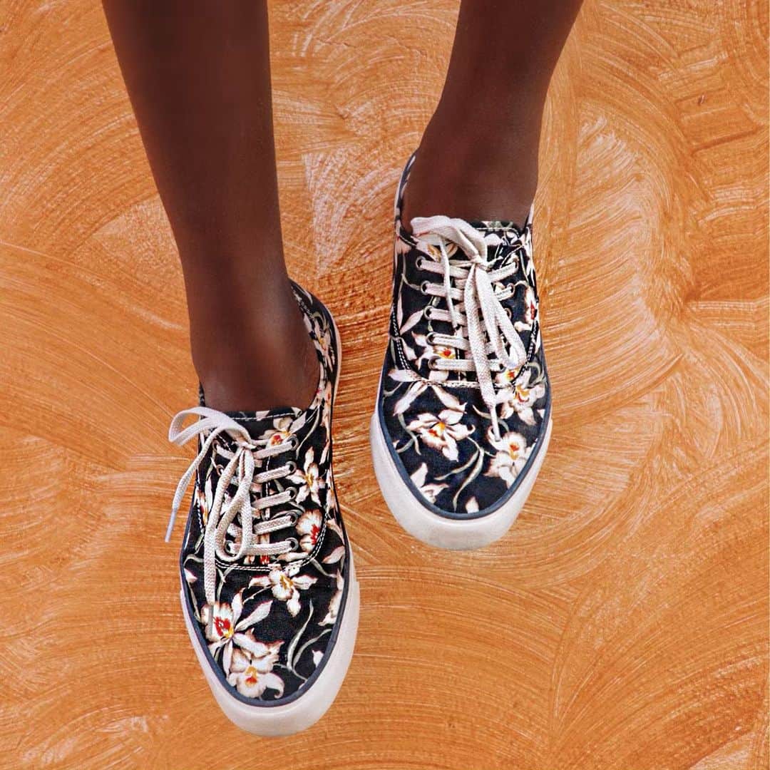 シービーズのインスタグラム：「Prepping for the three day weekend ahead with the perfect pair of sneakers.🌞 Link in bio to shop. 📸: @spiritedpursuit  #showupinseavees」