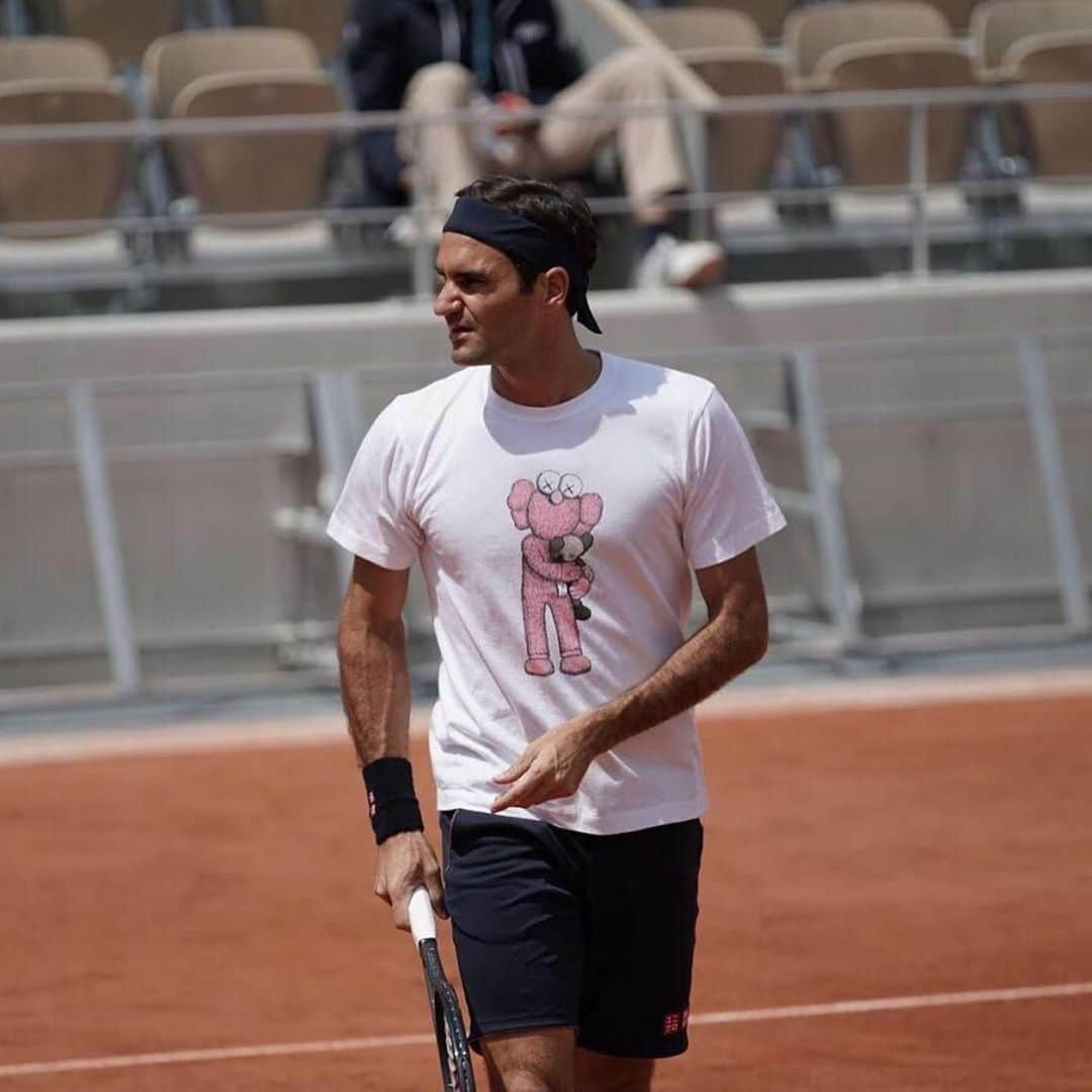 KAWSONEさんのインスタグラム写真 - (KAWSONEInstagram)「👀💪✌️ #Repost @uniqlo.ut ・・・ @rogerfederer spotted at the French Open testing out the new @kaws UT on the court!  #kaws #rogerfederer #utxkaws」5月23日 8時27分 - kaws