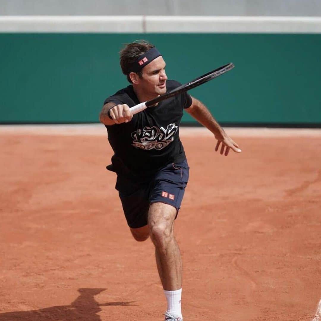 KAWSONEさんのインスタグラム写真 - (KAWSONEInstagram)「👀💪✌️ #Repost @uniqlo.ut ・・・ @rogerfederer spotted at the French Open testing out the new @kaws UT on the court!  #kaws #rogerfederer #utxkaws」5月23日 8時27分 - kaws