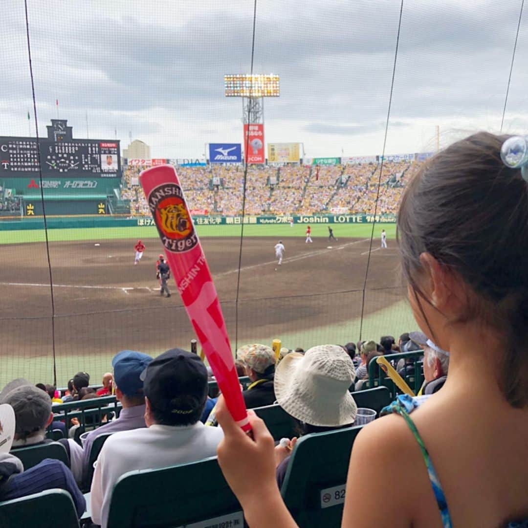 本野大輔のインスタグラム：「休日、家族とのプロ野球観戦。 普段はテレビで見ている甲子園球場に娘は大興奮。  阪神の梅野選手が大好きで 『うめちゃ〜ん』とカンフーバットを手に大声で叫んでいました。 まだ野球のルールはよくわかっていないようですが。 息子はトラッキー、ラッキー、キー太に大興奮。  この日は仕事を忘れて、観客として楽しみました。 年に一度は客席で観戦してビールを飲み、ジェット風船飛ばして、子供と野球の話をして、ファンとして楽しむ。 そこでしか感じられない事を、また放送でも活かしたいと思っています。  この日阪神は負けましたが、娘は『甲子園面白かった、また行きたい』と満面の笑み。 いい思い出になってくれたら親としては嬉しい休日でした。  #阪神タイガース #タイガース #阪神 #甲子園 #観戦 #応援 #ファン #休日 #家族 #梅野隆太郎 選手 #甲子園球場」