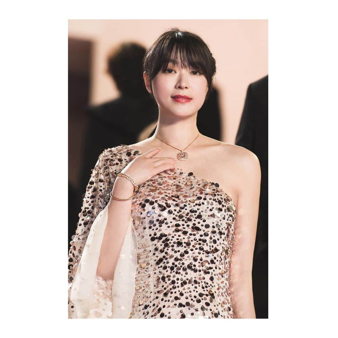 デビッドヤーマンのインスタグラム：「Yes, she #Cannes. Actress Huang Lu shines on the red carpet in a Châtelaine® necklace with morganite and diamonds, and gold bracelets from the Stax, Cablespira® and Pavéflex collections.」