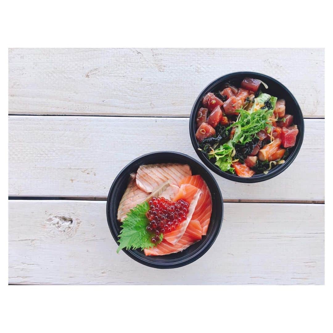 荒川れん子のインスタグラム：「It was yummy at Haleiwa!!!😋 昨日ロケ途中のランチで食べたサーモン親子丼が美味しかったー💕 実は時間がなくて、とにかく近くで！と選んだお店でしたが、カメラマンさんとお互いひとくち食べた後「ん⁈美味しいー！」と😆 カメラマンさんのポケ丼もかなり美味しかったそう✨ しかし、バタバタ移動でお店の名前をチェックするの忘れてしまったー💦 スヌーピー・サーフ・ショップの隣のトラックです！ . . #hawaii #haleiwa #northshore #aloha #lovehawaii #luckywelivehawaii #hawaiilife #travel #trip #work #shooting #lifeisajourney #lunch #foodie #hawaiistagram #instahawaii #ハワイ #ノースショア #ハレイワ #ハワイ生活 #ハワイ暮らし #ハワイ在住 #旅 #ハワイ好き #ハワイ旅行 #仕事 #撮影 #新番組 #ランチ #美味しいもの」
