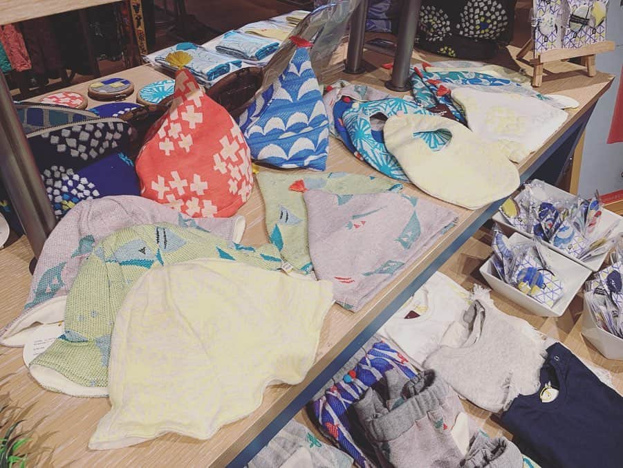 枚方T-SITEさんのインスタグラム写真 - (枚方T-SITEInstagram)「おはようございます。 4階marbleSUDでは、enn hüt（エンハット）のPOP UPを開催中です。 素材にこだわり、オリジナルテキスタイルを使ったアイテムづくりが人気を集めており、今期の新作がずらりと取り揃えてあります。  お洋服はもちろんのこと、バッグや、ベビーキッズの商品も。ベビー用のとんがり帽子、可愛くてたまらないです。  6月2日(日)まで開催。  #枚方tsite #蔦屋書店 #marblesud #popupshop #ennhut」5月23日 8時41分 - hirakata_tsite