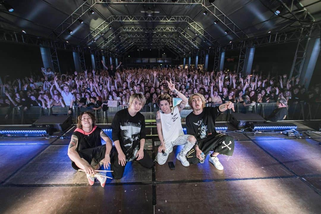 Taka さんのインスタグラム写真 - (Taka Instagram)「Thank you 🇩🇪 München 🇩🇪 !!!! Love you always ^_^ @jamiecarterfilms @oneokrockofficial」5月23日 8時44分 - 10969taka