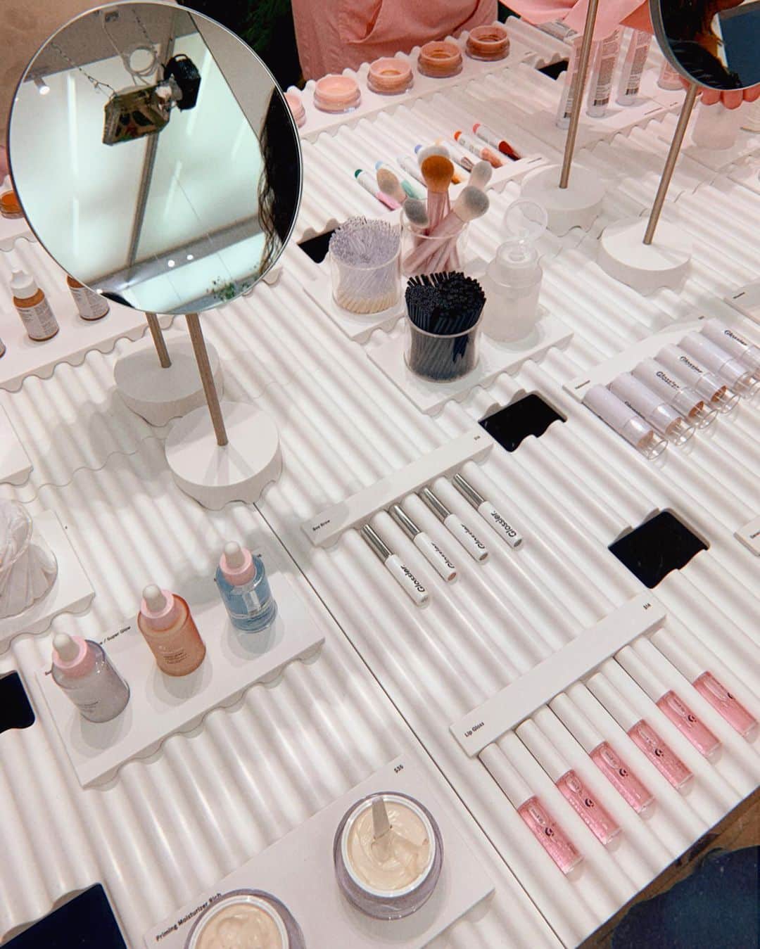AikA♡ • 愛香 | JP Blogger • ブロガーさんのインスタグラム写真 - (AikA♡ • 愛香 | JP Blogger • ブロガーInstagram)「When your outfit accidentally matches the new @glossier pop up store without planning 💕 All my Seattle babes, you will LOVE this prettiest store cuz you’ve never seen a store like this 💗🌳🌼 Make sure to hop in before July 7th and also don’t forget to grab these free postcards that you can actually plant & glow #Glossier flowers at home 🌱🌺 Swipe to see the sneak peak but more on my IG stories! 💫 ..... #glossier #glossierseattle #glossierseattlepopup #pinkaesthetic #popupshops #mystyletoday」5月23日 9時04分 - aikaslovecloset