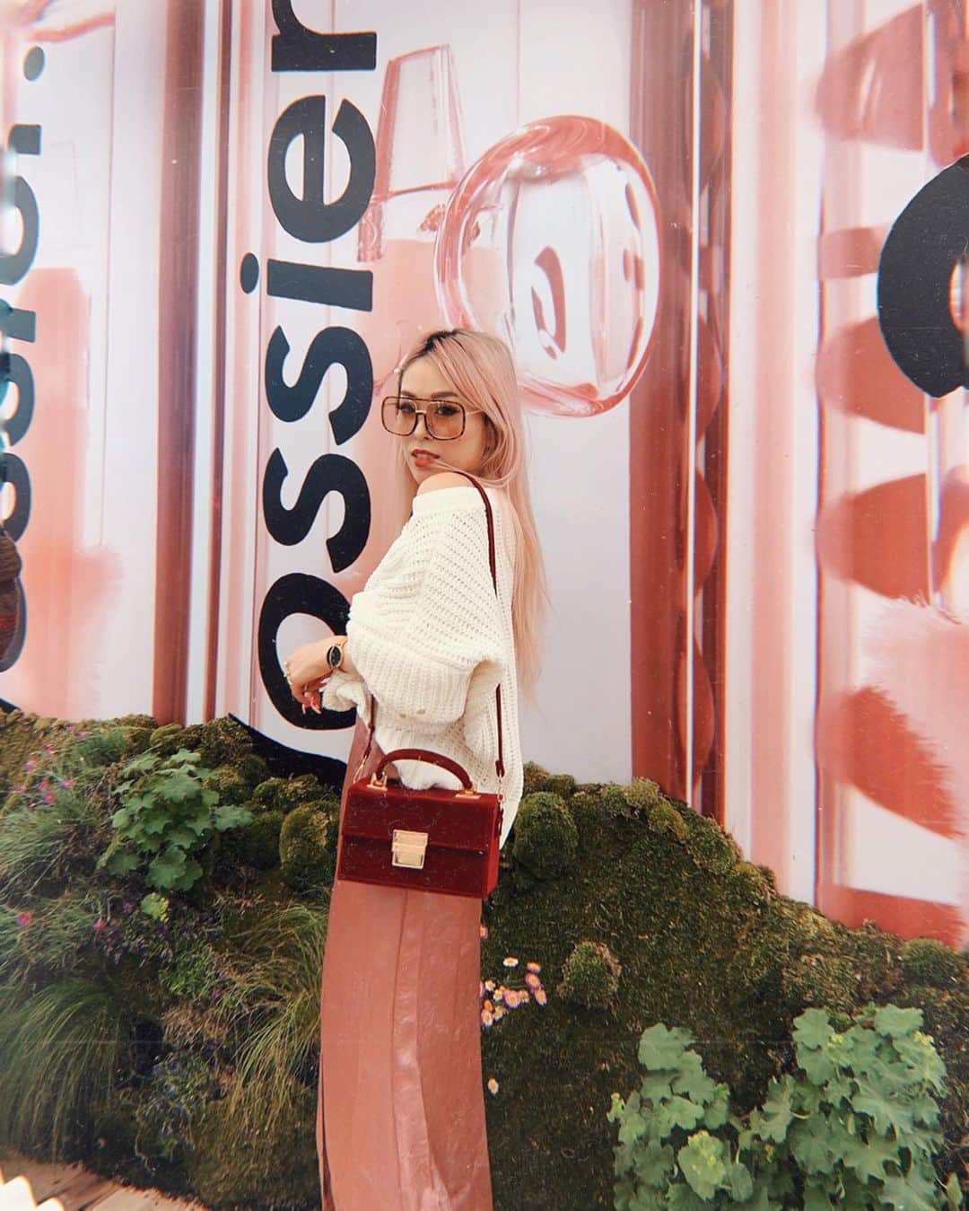 AikA♡ • 愛香 | JP Blogger • ブロガーのインスタグラム：「When your outfit accidentally matches the new @glossier pop up store without planning 💕 All my Seattle babes, you will LOVE this prettiest store cuz you’ve never seen a store like this 💗🌳🌼 Make sure to hop in before July 7th and also don’t forget to grab these free postcards that you can actually plant & glow #Glossier flowers at home 🌱🌺 Swipe to see the sneak peak but more on my IG stories! 💫 ..... #glossier #glossierseattle #glossierseattlepopup #pinkaesthetic #popupshops #mystyletoday」