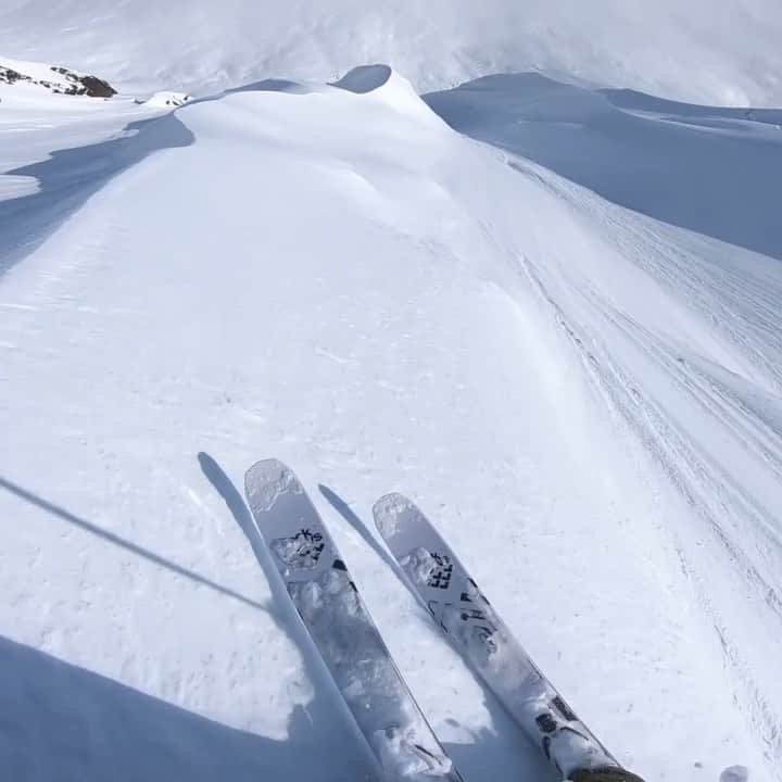 のインスタグラム：「Zero mellow. @myshellparker charging Alaskan bucket list lines with this tasty #BTS #POV part from #Originate2. ⛷: Keep it dialed w/ @redbullsnow 🎥: Originate 2 w/ Michelle Parker via @reelwater  #backcountry #alaska #pro #skier #ski #redbull #filming #givesyouwings」