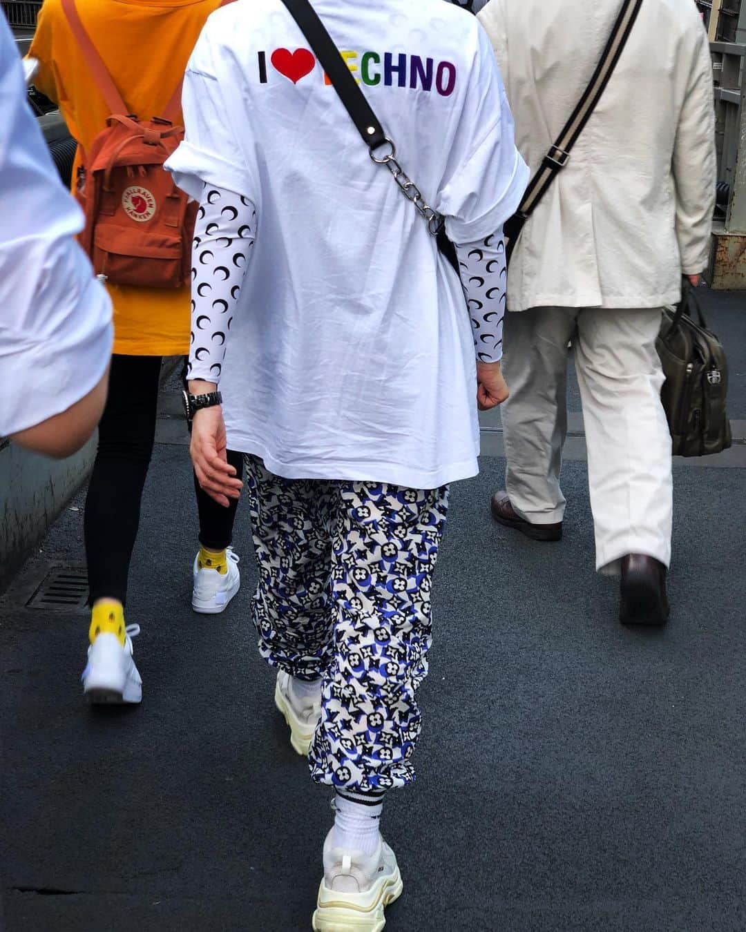 ケリア・モニーツさんのインスタグラム写真 - (ケリア・モニーツInstagram)「Everything’s Kooler in Japan. Period. #Tokyo #SurfWithSis 🤑📵🎌⚡️」5月23日 9時07分 - keliamoniz