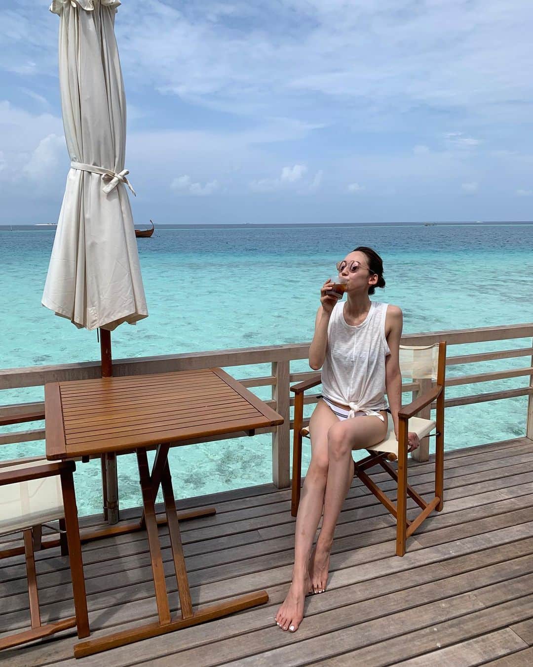 松原汐織さんのインスタグラム写真 - (松原汐織Instagram)「♡ シュノーケルをして🐠、 テラスでアイスティーを飲んで🍹、 本を読んだりお昼寝をしたりゴロゴロして💤、 の繰り返し。 ・ 時よ止まれ、と思うモルディブでの時間🇲🇻 シアワセな日々。 ・ #Coordinate  Top / @beachme_official  Swim wear / @alexiastam_official  Glasses/ @rayban ・ #barosmaldives #maldives #honeymoon  #汐織の旅日記 #モルディブ #バロスモルディブ #夫婦旅」5月23日 9時12分 - shiori_ma_
