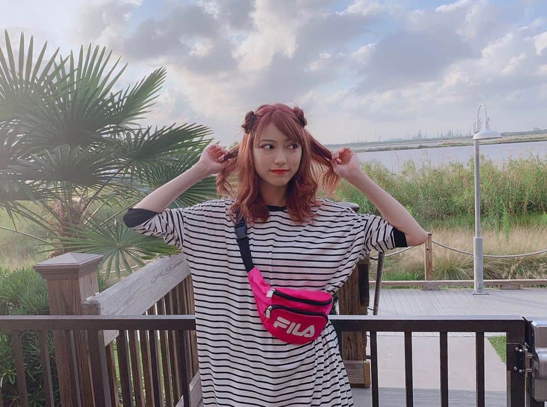 SHIZUKAのインスタグラム：「. I feel like a day off. Btw do you like my new hair color??? . バケーション気分🌴 ひっさびさにブリーチしてやったぜ . #ピンクヘアー #ブリーチカラー」