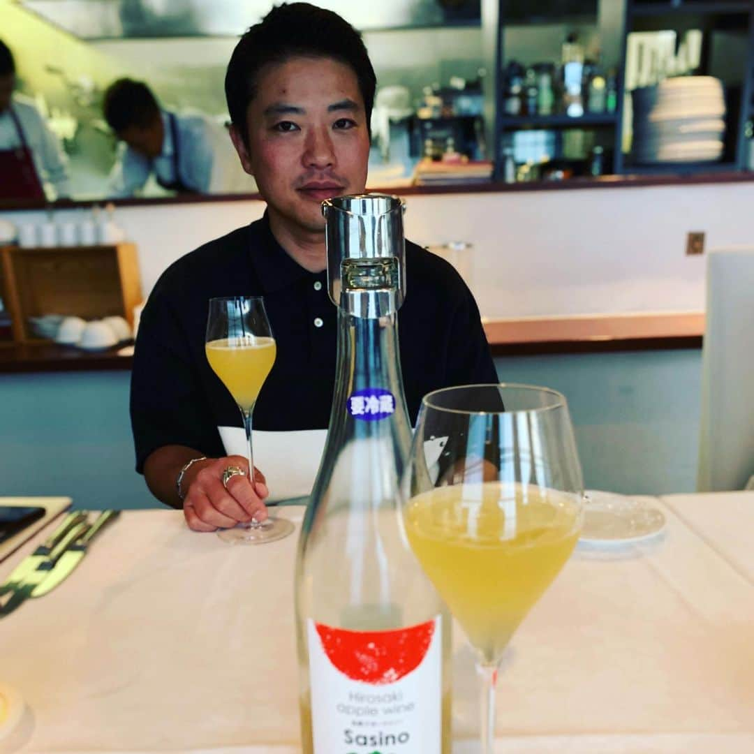 栗原心平さんのインスタグラム写真 - (栗原心平Instagram)「酒と料理と人情とロケ初日。オステリアエノテカ ダ サシィーノの笹森さんのところへ。野菜もワインもチーズも生ハムもご自身で研究に研究を重ねて手作りされています。 ご丁寧に野菜畑、葡萄畑、ワイナリーをご案内いただきました。そして最後には、コースを頂きました。どれも唸る逸品ばかり…大変感銘を受けました。笹森さん本当にありがとうございました！ もっと色々勉強します！ #栗原心平 #shimpeikurihara #青森県 #酒と料理と人情と #青森 #サシィーノ #笹森シェフ #オステリアエノテカダサスィーノ」5月23日 9時16分 - shimpei_kurihara