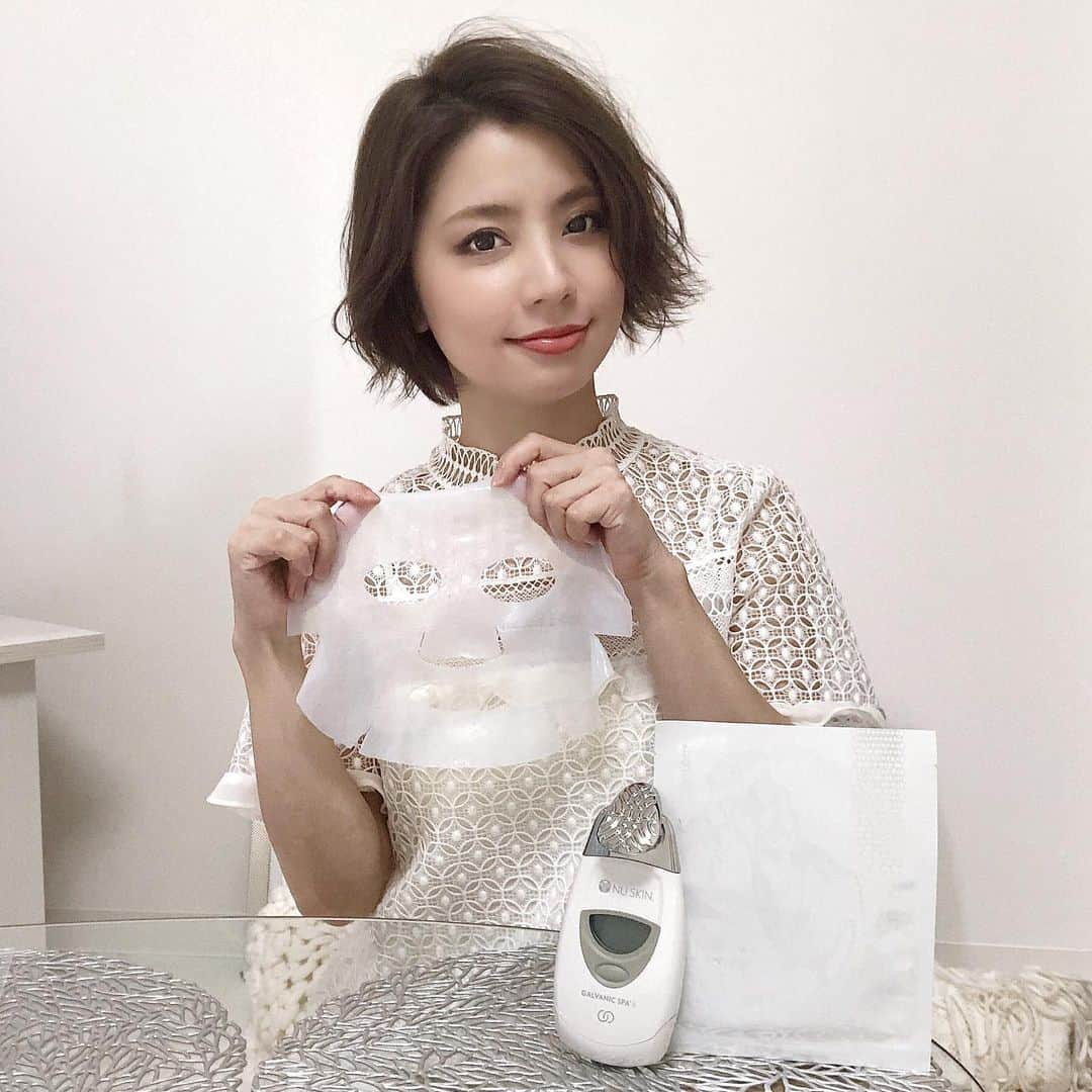 筒井愛実さんのインスタグラム写真 - (筒井愛実Instagram)「． 日々のスキンケアに欠かせないフェイスマスク💆‍♀️最近のものは凄く進化してきていて面白いですよね✨ ． ageLOC ガルバニックスパ　パワーチャージマスク（@nuskin_japan ）は貼るだけじゃなく、その上から美顔器の超微弱電流を使って奥深くまでトリートメントの浸透効果をupさせてくれます♪ ． 使い方は簡単でフェイスマスクをつけて、美顔器を5に設定して顔の中心から外側に向け2分間滑らせるだけ✨そのあと10〜15分マスクをそのままにしておくと余韻浸透でより一層潤いを与えてくれます☺️パックを外したあと顔に残った美容液は肌になじませて、最後はいつものお手入れに使っている保湿クリームをつけて終わり♪ ． ケア後の肌はつるんとしていて、普段行き届いていないところにまで奥深く潤いを届けられて透明感が増した感じがします✨自宅でこんな簡単に本格的なケアが出来るなんて嬉しい😆 ． #パワーチャージマスク #パワーチャージマスク試してみた #ガルバニックスパ #pr #ニュースキン #nuskin #シートマスク #パック #美容好きな人と繋がりたい #スキンケア #美容 #ageLOC #美顔器 #エステ級」5月23日 9時16分 - manamin_158cm