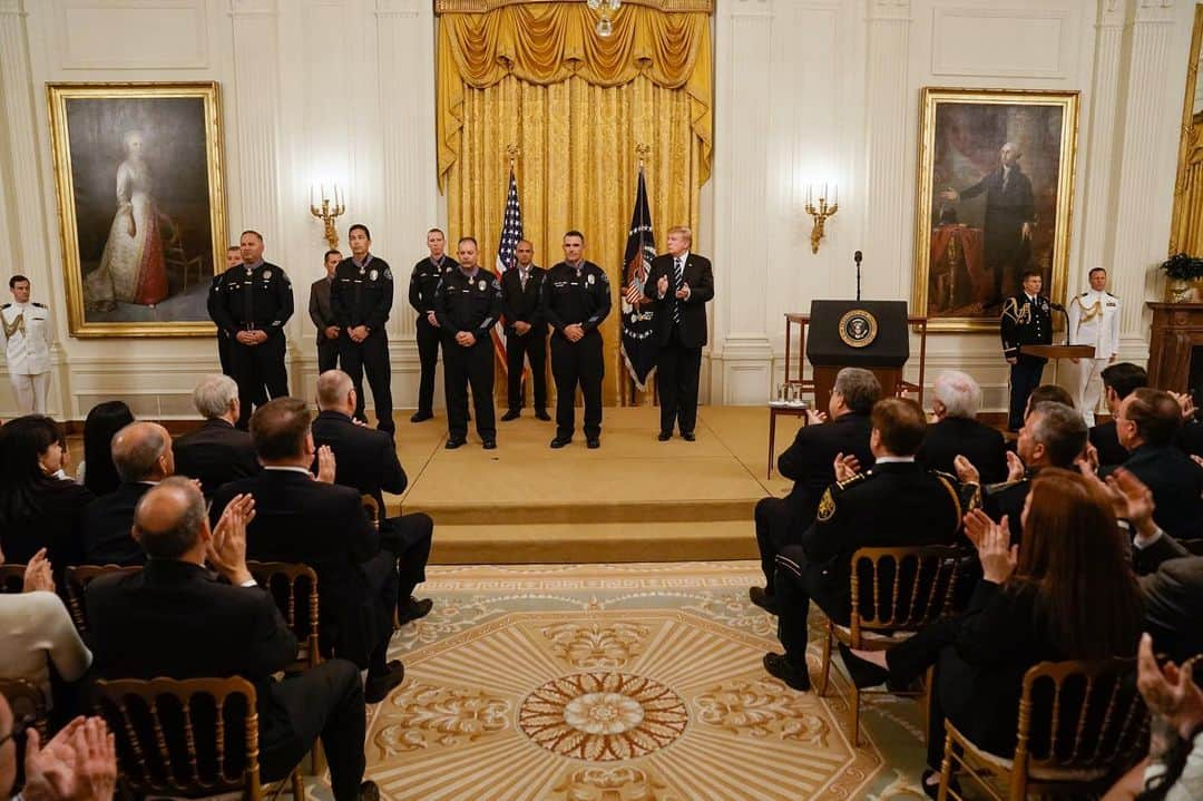 ドナルド・トランプさんのインスタグラム写真 - (ドナルド・トランプInstagram)「President Trump presented the Public Safety Officer Medal of Valor this afternoon in the East Room.」5月23日 9時27分 - realdonaldtrump