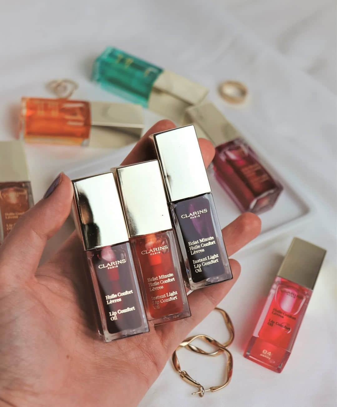 CLARINSさんのインスタグラム写真 - (CLARINSInstagram)「More than just a pretty pout! Each Lip Comfort Oil contains a nourishing and natural mix of 100% pure plant oils + a star ingredient per shade. Pick your fav in the comments 👇 ❤️Red Berry: annatto 🍊Tangerine: organic buriti 🍯Honey & Honey Glam: hazelnut 💚Mint: field mint 🍭Candy: organic amaranth 💜Blackberry: black currant 💋Raspberry: raspberry . . . 📷: @glowwithava#MakeupHeroes #ClarinsMakeup」5月23日 9時20分 - clarinsusa