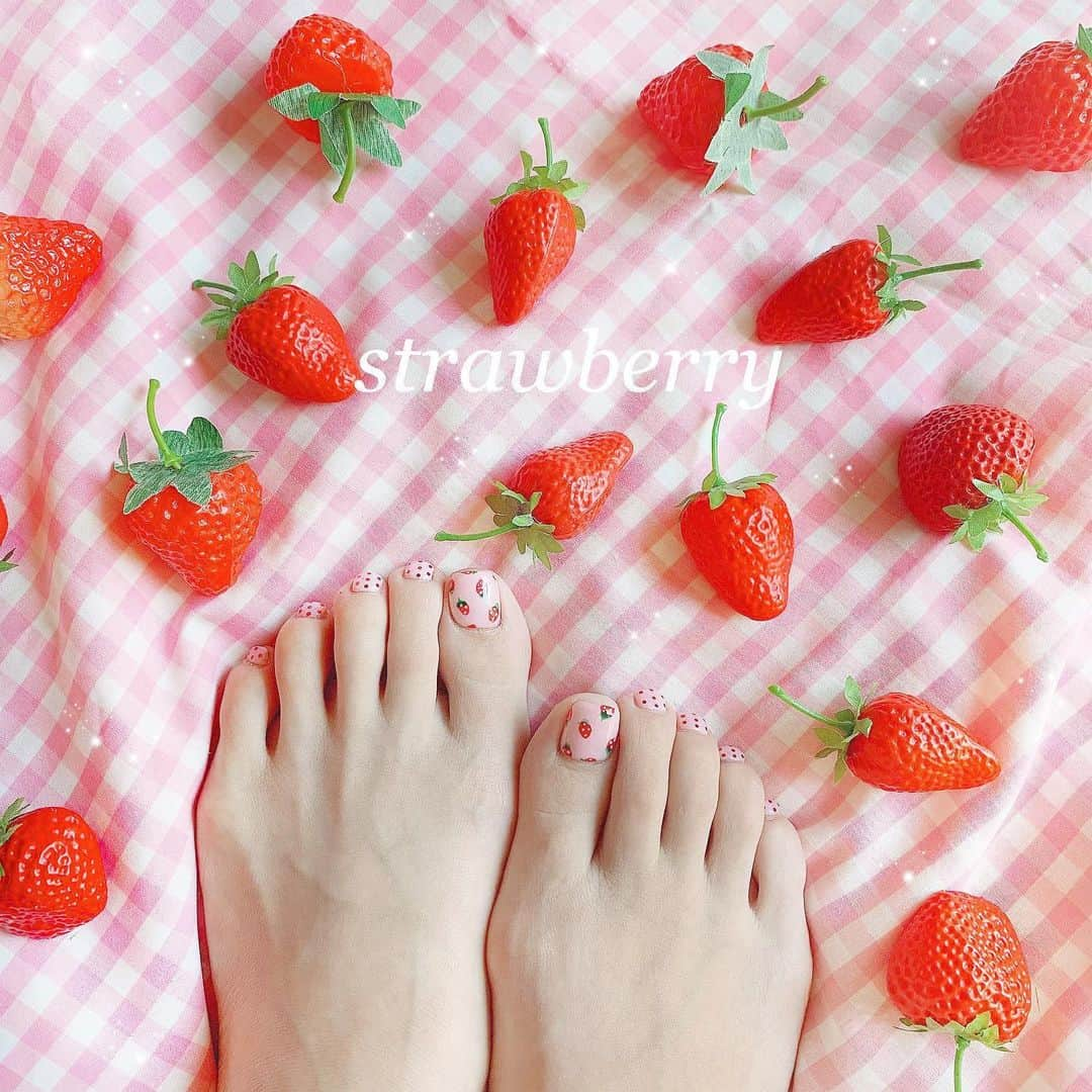 エリンコさんのインスタグラム写真 - (エリンコInstagram)「🍓 * フットネイルしてきたよぉー💞 今回はいちごちゃん🍓💕 手書きしてもらったよぉー😍❣️❣️ * サロンは @parkbytokyo 💅 担当は @honda_parkbytokyo だよ🎀 可愛いパーツもいっぱいあるサロン😍💓 * 夏になるとサンダルが多くなるから ネイルもきちんと可愛いくしておきたいよね☺️🎶💕 ありがとうござました💓💓💓💓 * お揃いのネイルは ¥8,980 でできるよぉ🍓 * #フットネイル #えりんこネイル #いちご #ジェルネイル #strawberry #ストロベリー #イチゴネイル #ドット #ドットネイル #渋谷 #渋谷ネイル #fashion #parkbytokyo」5月23日 9時25分 - erinko0315