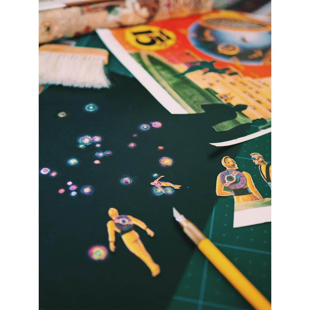 花楓さんのインスタグラム写真 - (花楓Instagram)「外は晴天☀️ でも母さんは家で作業✂️📚 #目肩腰やばめ #個展の目標まで頑張る  Wall Speak my collage by Caede」5月23日 9時28分 - _caede_