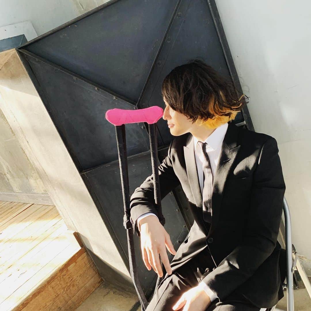 磯部寛之のインスタグラム：「Having a break at the photo shooting we had yesterday in Chiba. It was a nice studio I liked the vibe. Hiro 昨日千葉で写真撮影してきまして、その時の休憩の一コマ。とても良い感じのスタジオで、雰囲気が好きでした。ひろ #alexandros #photography #photoshooting #chiba #たそがれ #てるけど #ピンクに #黄色に #超 #ポップ」
