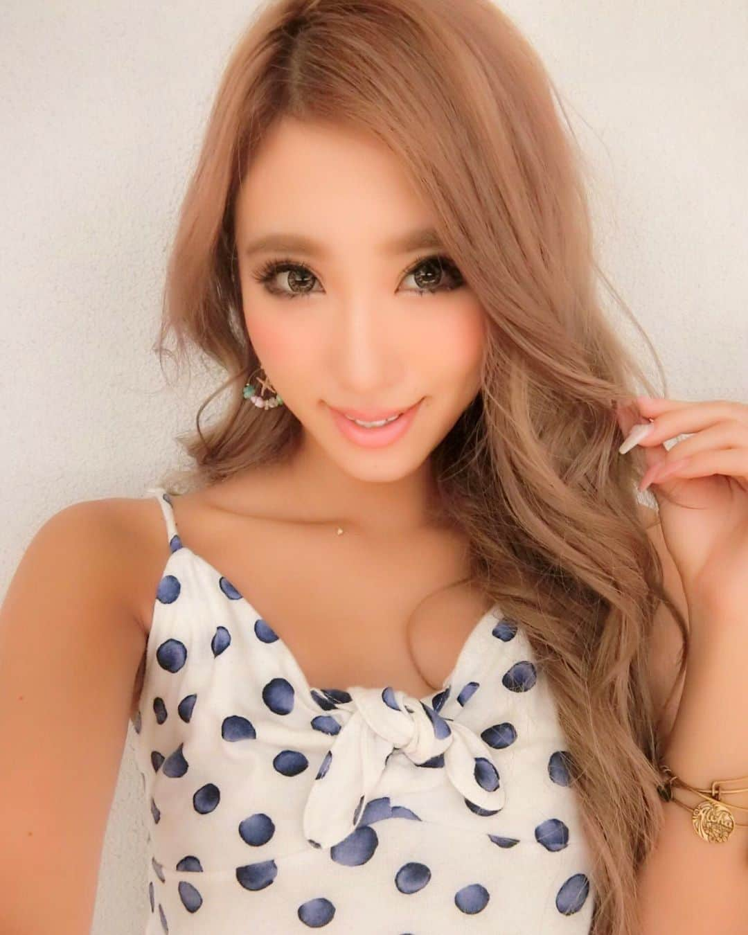 HIKARUさんのインスタグラム写真 - (HIKARUInstagram)「夏来た〜🥺🌺🏝🌴 でもこのあと梅雨だよね😱 いやだ🐌 . 先々の予定決まって嬉しい🐣 お仕事も遊びも札幌も待ち遠しい🥺💗 あと海行く予定のみ😏💗💗 #japan #japanesegirl #tokyo #sapporo #makeup #hair #instagood #likes #fashion #longhair #hairarrange  #highlight #メイク #ヘアアレンジ #日本 #札幌 #東京 #メイクアップ #ヘアアレンジ #エクステ」5月23日 9時44分 - hikaru__0211