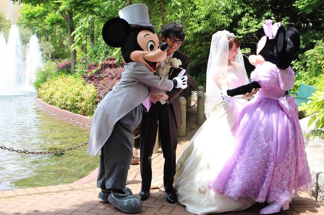 なちゅさんのインスタグラム写真 - (なちゅInstagram)「#DisneyWedding  みんなミッキー見てる? 私妹しか見てない♥️‪𐤔𐤔‬ きゃわー💓✨✨✨ ミッキーにﾀｼﾞﾀｼﾞにされてる 旦那も鬼かわいい💓 もはや、幸せ過ぎて 私まで結婚式やりきった感. えちょの幸せ俺の幸せ！ もうリア充過ぎる❤️❤️❤️✨ えちょの友達がみんな 良い子で素敵な人間性で, 私も友達には そうしてあげようって 思わせてくれる✨✧︎ いつもありがとうね🙇‍♀️ 姉は精進しますっ てかてか写真きゃわーわ!!💓💒💕✨ #妹 #結婚式 #ウエディングドレス #ディズニーランド #mickeymouse #チャペル #disneyland #アンバサダーホテル #結婚 #HappyWedding #みんなからの写真 #何万枚 #sister #tokyDisneyland #シスコン #結婚おめでとう💓 #ブーケみくにん #ブッチャーブラザーズ 様ご乾杯 #カンニング竹山 様スピーチ #相澤社長 様主賓挨拶 #感謝 #偉人 #ミッキーもビックリ #竹山さんのTwitter #竹山さんRadioでめっちゃ話してくださってる #有難さ #💍 @echan12o2  @disney @disneyland @tokyodisneyresort_official  @mikuni1118 @ichiko0828 #りー班 @mikuni1118 @sakamoto.erina」5月23日 9時40分 - nachudesu1223