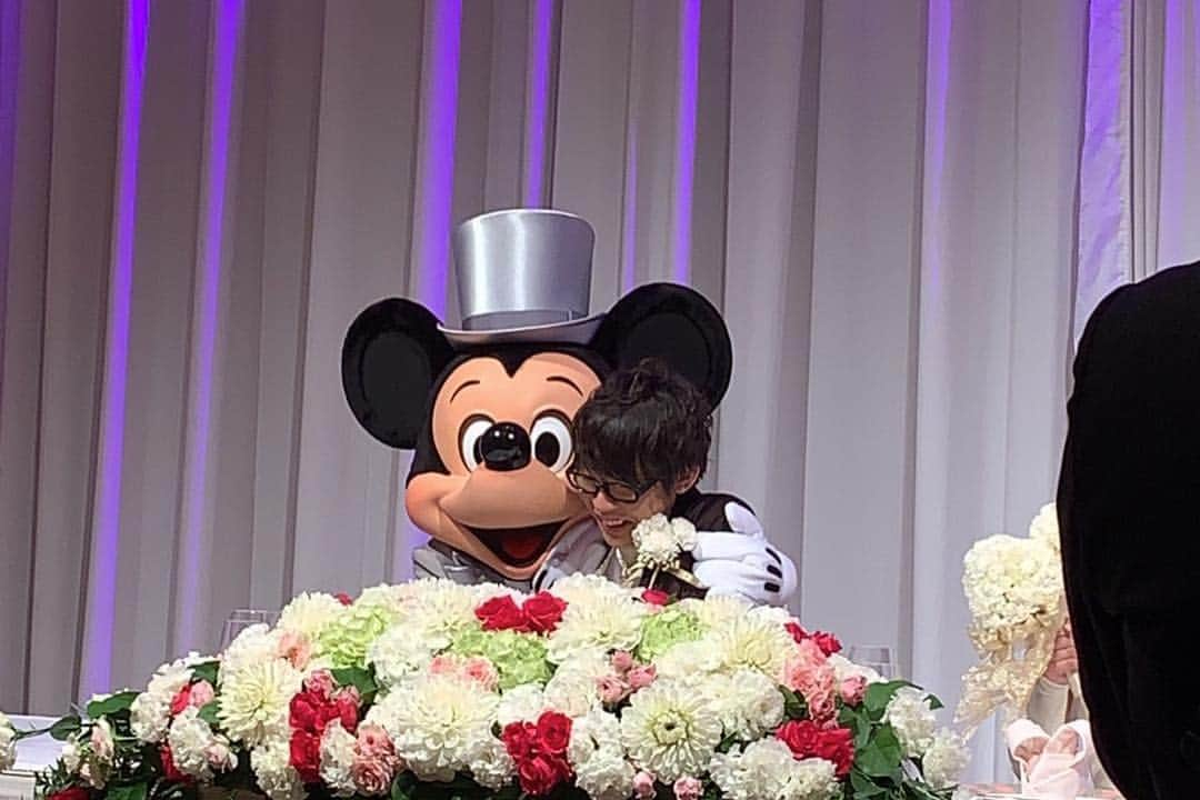 なちゅさんのインスタグラム写真 - (なちゅInstagram)「#DisneyWedding  みんなミッキー見てる? 私妹しか見てない♥️‪𐤔𐤔‬ きゃわー💓✨✨✨ ミッキーにﾀｼﾞﾀｼﾞにされてる 旦那も鬼かわいい💓 もはや、幸せ過ぎて 私まで結婚式やりきった感. えちょの幸せ俺の幸せ！ もうリア充過ぎる❤️❤️❤️✨ えちょの友達がみんな 良い子で素敵な人間性で, 私も友達には そうしてあげようって 思わせてくれる✨✧︎ いつもありがとうね🙇‍♀️ 姉は精進しますっ てかてか写真きゃわーわ!!💓💒💕✨ #妹 #結婚式 #ウエディングドレス #ディズニーランド #mickeymouse #チャペル #disneyland #アンバサダーホテル #結婚 #HappyWedding #みんなからの写真 #何万枚 #sister #tokyDisneyland #シスコン #結婚おめでとう💓 #ブーケみくにん #ブッチャーブラザーズ 様ご乾杯 #カンニング竹山 様スピーチ #相澤社長 様主賓挨拶 #感謝 #偉人 #ミッキーもビックリ #竹山さんのTwitter #竹山さんRadioでめっちゃ話してくださってる #有難さ #💍 @echan12o2  @disney @disneyland @tokyodisneyresort_official  @mikuni1118 @ichiko0828 #りー班 @mikuni1118 @sakamoto.erina」5月23日 9時40分 - nachudesu1223