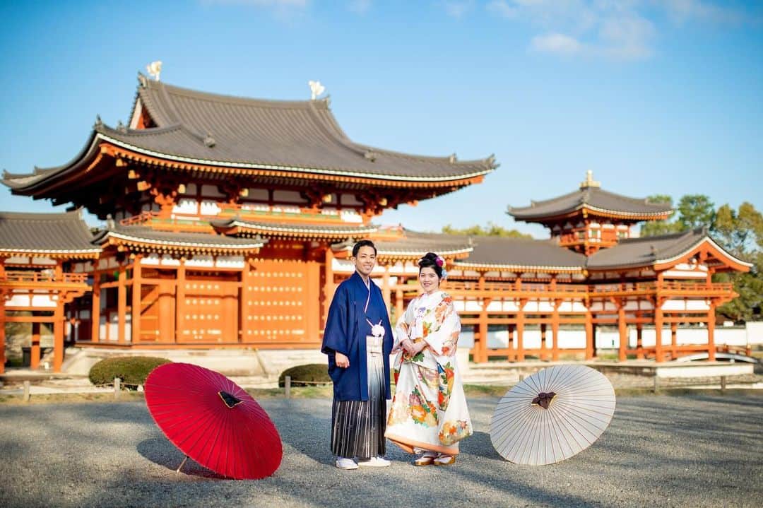 TAKAMI BRIDAL 神社和婚のインスタグラム：「【史上初！世界遺産の前でロケーションフォトを】﻿ TAKAMI BRIDALでは、2019年5月9日（木）より京都で1000年の歴史をもつ世界遺産・平等院との共同事業として、史上初の婚礼前撮り（ロケーションフォト）のサービスを開始いたします。﻿ ﻿ 　古都京都の宇治市に位置する平等院。約1000年前に建立された建築物や仏像が今に伝えられ、世界遺産にも登録されています。その平等院において、歴史上初めて婚礼前撮りプランが実現いたしました。﻿ ﻿ 　個人と寺院の関係性が希薄になる中で、末永い寺院とのつながりを生み出したい、また新郎様新婦様にとって「特別な場所」ひいては「心の拠り所」となっていきたい、という平等院の想いにTAKAMI BRIDALが賛同し、今回のご縁に繋がりました。撮影は拝観時間外にふたりきりの貸切で行うことができます。﻿ ------------------------------------------------------- お問い合わせ先 TAKAMI BRIDAL KYOTO TEL: 075-351-7722 Mail: kyoto@takami-bridal.com ﻿ #takamibridal #kimono #kyoto #japan #wedding #photography #平等院 #和装 #色打掛 #引振袖 #白無垢 #着物 #和婚 #和装婚 #和装結婚式 #和装前撮り  #神社仏閣 #前撮り #和婚 #和装花嫁 #神社婚 #2019秋婚 #2020春婚 ﻿」
