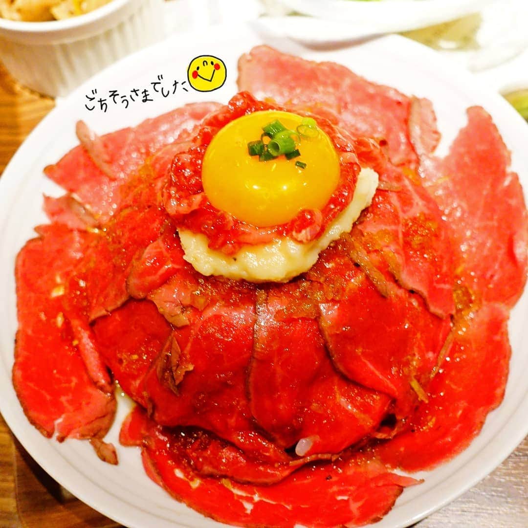 なっつ。さんのインスタグラム写真 - (なっつ。Instagram)「2019.5.23.thursday ミスチルのライブ前は 『#新宿bulls 』さんの #ローストビーフ丼 で肉補給♡  思わずにんまりしてしまう 幸せ肉時間♡ お肉好きにはたまらんー🍖🤤 かーなりお腹いっぱいになった♡  うむ。肉補給だいじっ🥰 ・ ・ ・ #ローストビーフ#roastbeef#新宿#新宿ランチ#東京#tokyo#shinjyuku#なっつの絵日記」5月23日 9時45分 - punipopo