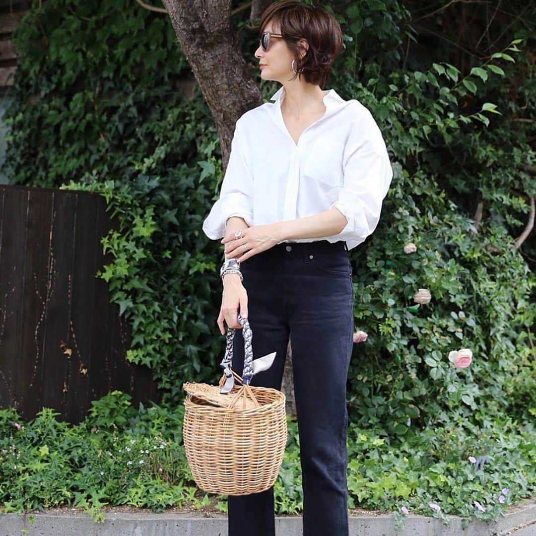 富岡佳子さんのインスタグラム写真 - (富岡佳子Instagram)「#outfit  カゴバックは数年前にセレクトショップで購入しました。そのセレクトショップは現存しないようです。 #denim ,,.#vintage」5月23日 9時46分 - yoshikotomioka