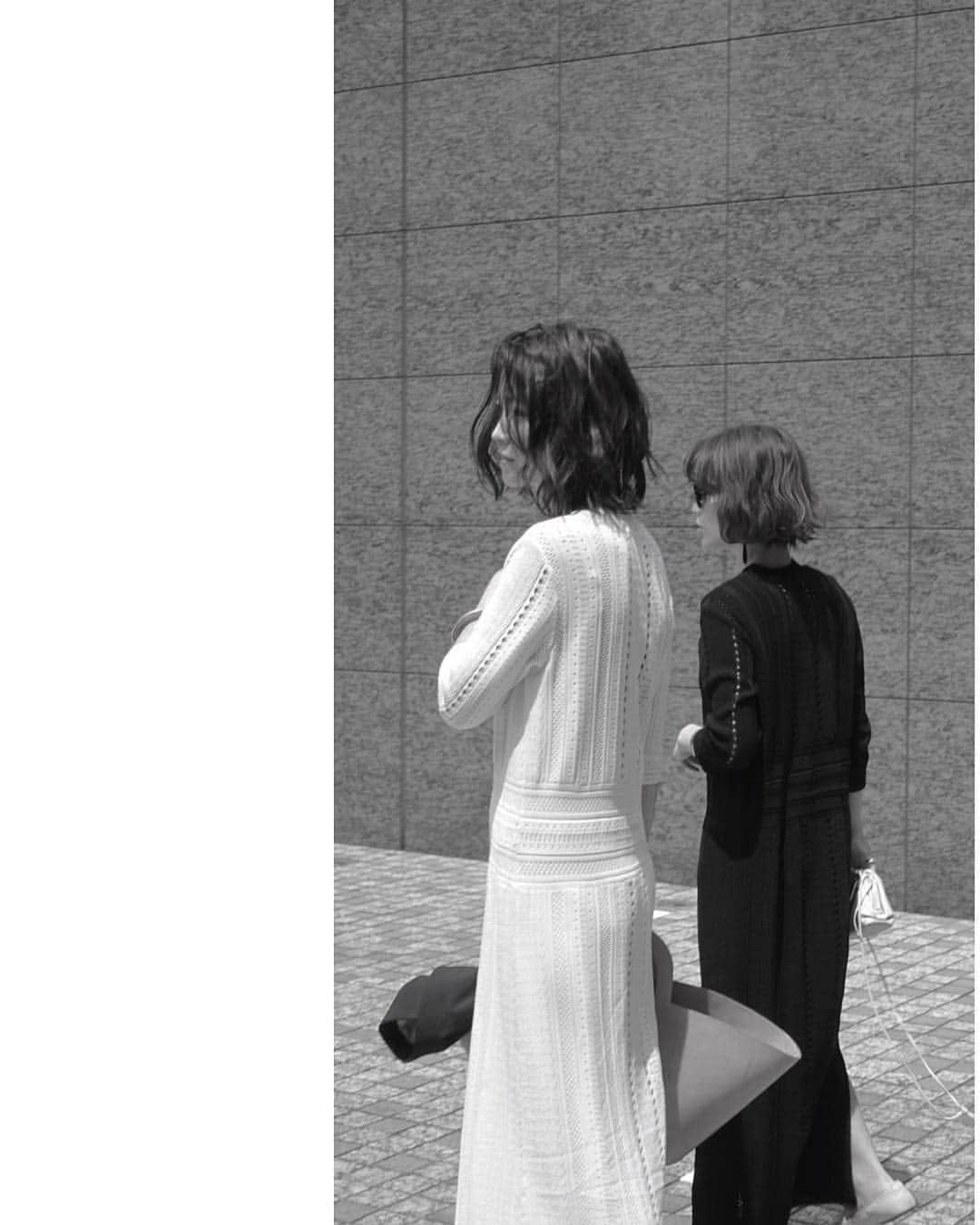 JUNNAのインスタグラム：「新作ではないけれど、このドレスがスキ... #レーシーニットワンピース 私の私服...なかなか新作に追いつかない...。 ・ ・ ・ 先日ブログでご紹介した2色買いニットドレス。 ここにも2色買いさんを発見😎 そして被った。  前回の記事では私がホワイト、 @sonekana がブラックでしたが、今回は私がブラック。 Kanakoがホワイトバージョン。 ブログにはカラー写真たちを載せております😉  #only ・ ・ ・ #junna👠 #etretokyo #2019etreSS #zozotown #カジュアルコーデ #大人カジュアル #サマードレス #ニット #junna #ルミネ #新宿ルミネ #カジュアルファッション #ルクア #高島屋 #タカシマヤ #ゲートタワー #マキシワンピ #ワントーンコーデ  #マキシワンピース #ワンピース #ボブ #ボブヘアアレンジ #ボブヘアー #ミディアムアレンジ」