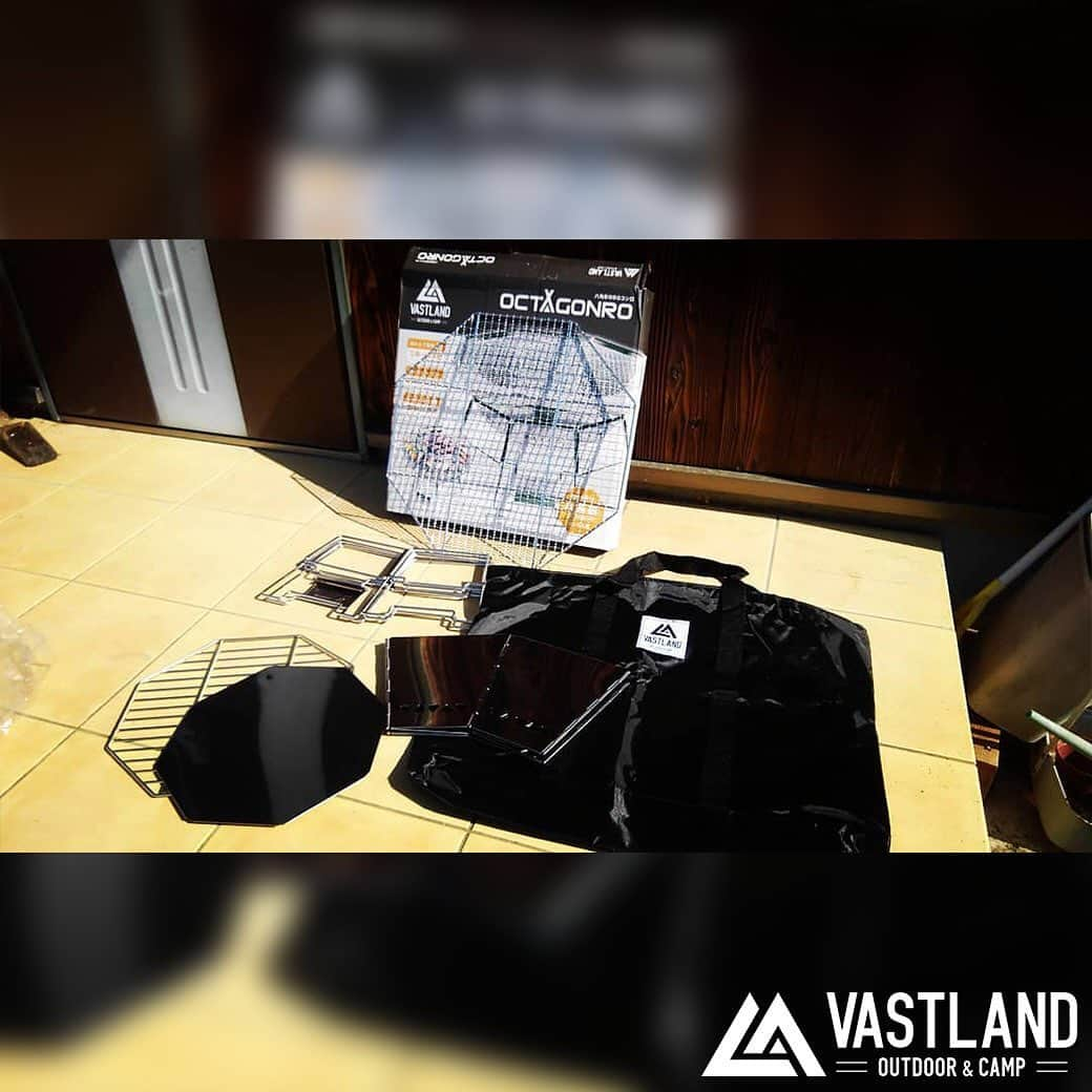 VASTLANDさんのインスタグラム写真 - (VASTLANDInstagram)「【VASTLAND×REPOST】 . .. オクタゴンロの組み立てはとって簡単👍 . 脚を組んでパネルを広げてその上に網を載せていくだけ🔥 . いくらカッコ良くても使いにくかったら長く使わないですよね〜💭 . .. Photo by @papazzi 様 ※ @papazzi 様は【#VASTLANDアンバサダー 様】です。 . VASTLAND公式アカウントでのリポスト希望の方は【#VASTLANDリポート】を付けてVASTLAND製品をご投稿ください！ . .. ・掲載ギア・ #オクタゴンロ . .. ▲▽掲載ギアはプロフィールのリンク（ @vastland.jp )もしくは、画像をタップしてチェック！▽▲ . .. #VASTLAND #ヴァストランド #キャンプ #camp #キャンプ好きな人と繋がりたい #キャンプギア #キャンプ道具 #キャンプ用品 #ソロキャンプ #デイキャンプ #ファミリーキャンプ #ファミキャン #グルキャン #ソロキャン #オートキャンプ #キャンプ女子 #キャンプ初心者 #キャンパー #キャンプ好き #キャンプしたい #⛺️ #🏕 #たきび #焚き火 #焚き火台 #キャンプファイア #キャンプファイアー」5月23日 9時54分 - vastland.jp