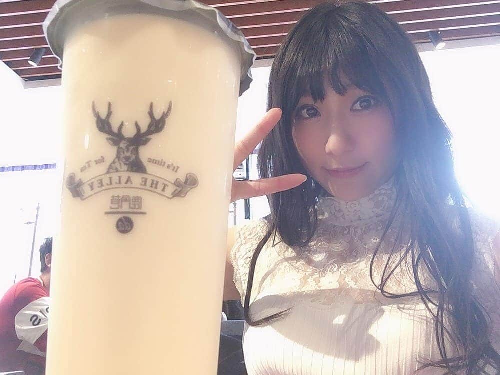 小見川千明さんのインスタグラム写真 - (小見川千明Instagram)「#THEALLEY のミルクティーも飲みました♡𖠚ᐝ . 中国の飲み物は日本のベンティサイズくらいあるので、一緒に撮ると小顔効果抜群……📷✧︎*。笑 . そしてかたくなにタピオカを断る。笑 . . 濃いのに甘すぎなくて永遠に飲んでいられる幸せ……❤︎.* . . #上海 #ミルクティー」5月23日 10時00分 - chiaki_omigawa