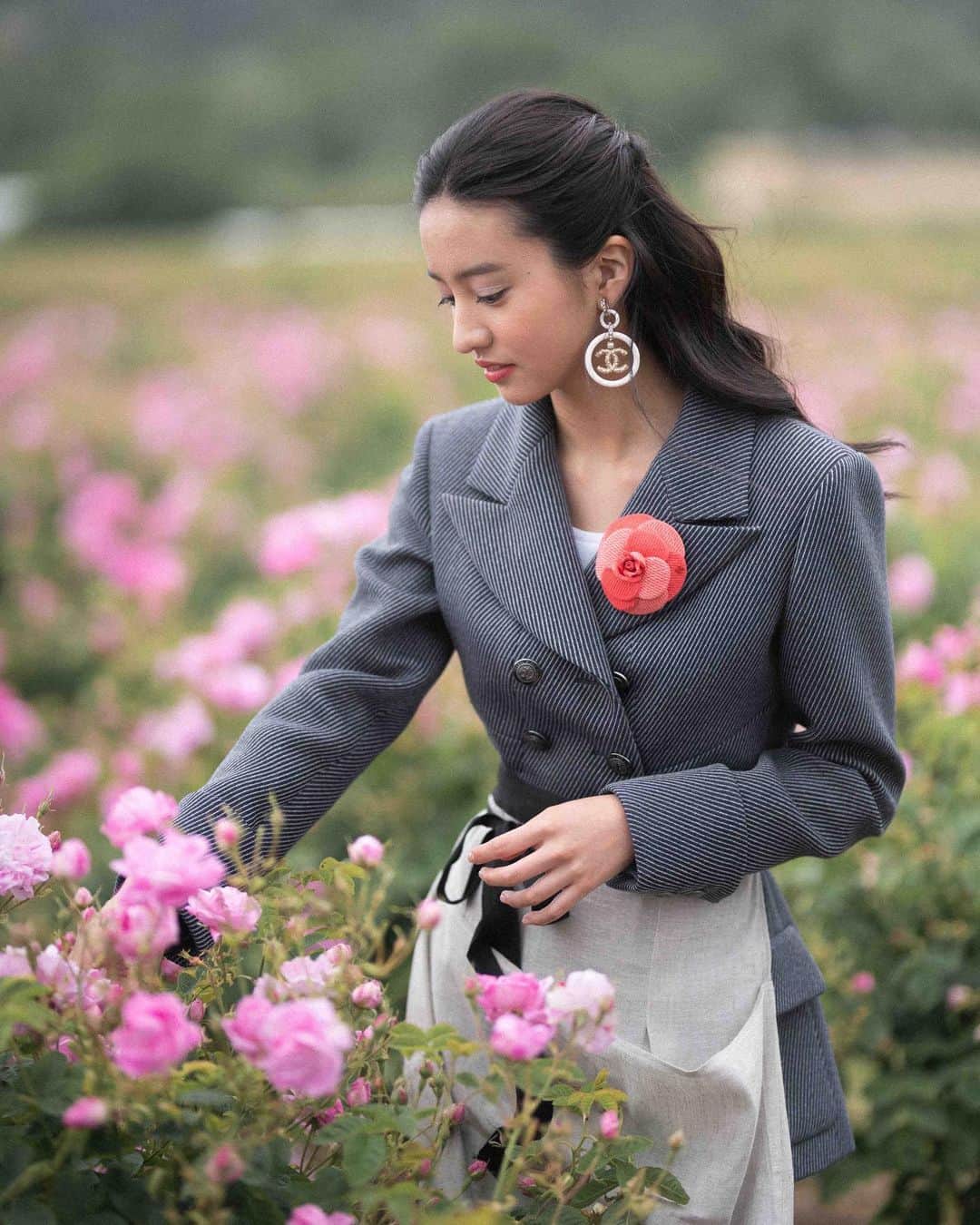 Numero TOKYOさんのインスタグラム写真 - (Numero TOKYOInstagram)「クチュリエが生み出した最初の香水、「CHANEL」のN°5に使用される 「5月のバラ（rose de mai）」が満開に咲く畑を、ビューティアンバサダーのKōki, さんが訪れました。グラースで栽培されるローズ・ド・メは、華やかで優しくはちみつのような香り。  Makeup @sandrinecanobock Hair @tietoyama  @koki @chanel.beauty #chanel #chanelgrasse #dansleschampsdechanel #numerotokyo」5月23日 10時05分 - numerotokyo