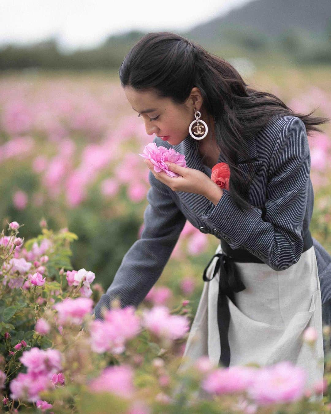 Numero TOKYOさんのインスタグラム写真 - (Numero TOKYOInstagram)「クチュリエが生み出した最初の香水、「CHANEL」のN°5に使用される 「5月のバラ（rose de mai）」が満開に咲く畑を、ビューティアンバサダーのKōki, さんが訪れました。グラースで栽培されるローズ・ド・メは、華やかで優しくはちみつのような香り。  Makeup @sandrinecanobock Hair @tietoyama  @koki @chanel.beauty #chanel #chanelgrasse #dansleschampsdechanel #numerotokyo」5月23日 10時05分 - numerotokyo