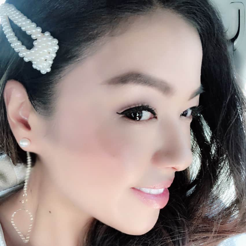 伊藤由奈さんのインスタグラム写真 - (伊藤由奈Instagram)「Selfie time!!😂☺️📸thank you for the cute hair barrette💕 @__jen.ss🥰earrings by @enjoueel 😍🙏#selfie #lol #fashion #humpday #mygirl #cute #lovethis #new #outandabout #girlie #pearls 👗💋🌺🎀💛🧡💝」5月23日 10時18分 - _yunaito