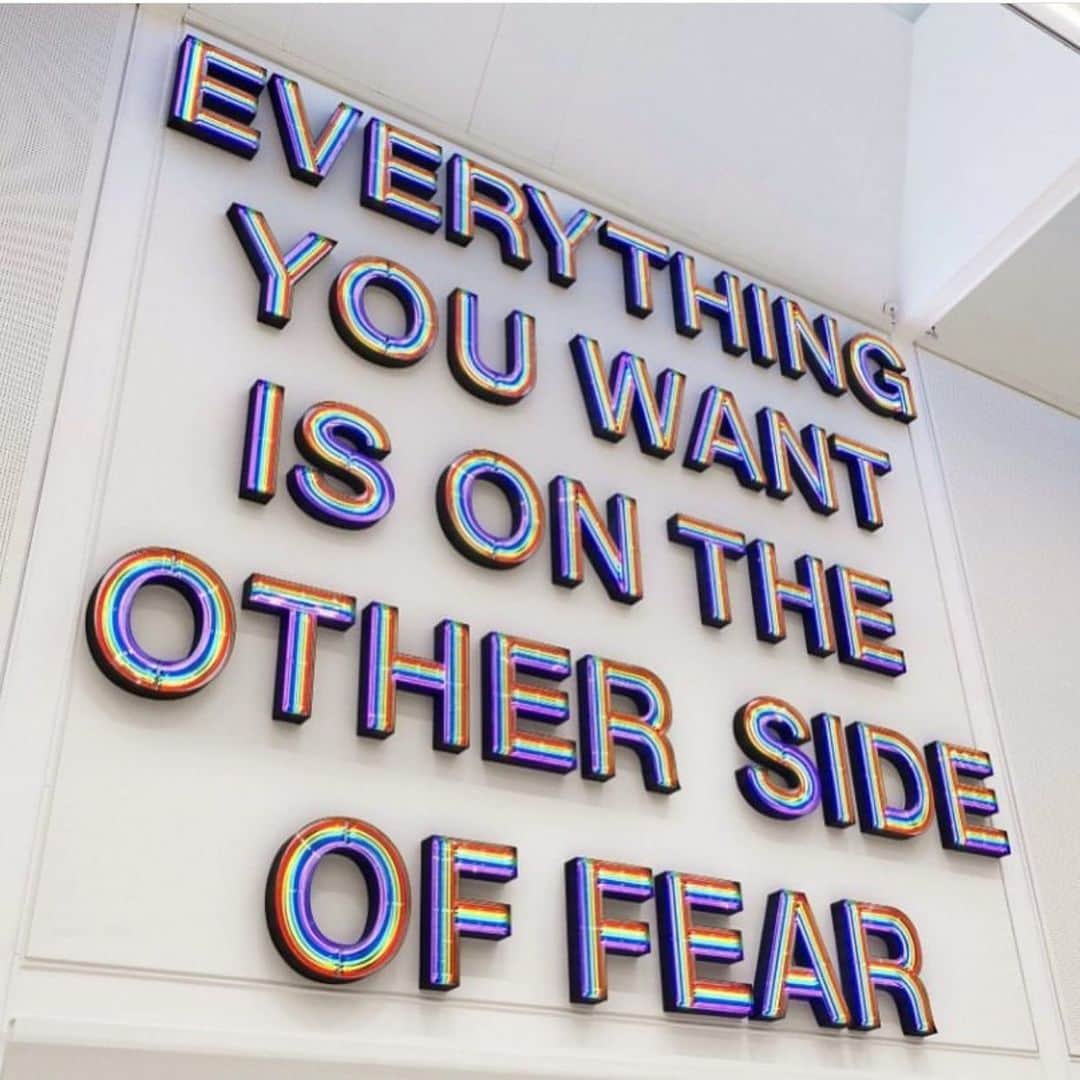 カーラ・デルヴィーニュのインスタグラム：「F**K FEAR #TRUTH」