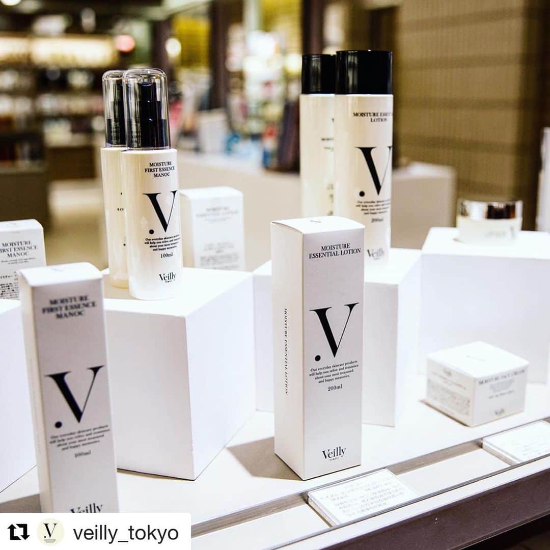 Yukari Imaiのインスタグラム：「伊勢丹にて明日まで♥️ . #Repost @veilly_tokyo with @get_repost ・・・ 【伊勢丹新宿】Veilly popup shop⭐️空気が今日も乾燥中🌞最低湿度は東京で25%程とかなり低い予報です👀  今日もしっかり保湿&ケアをお忘れなく！ ー 【肌バリア機能】...角質層のラメラ構造をしっかり整える事で、「乾燥による肌水分の蒸発」と、外部からの刺激⚡️や異物😈の侵入を防いでくれます✨ ー 肌潤い💧に欠かせないラメラ構造を形成する成分【セラミド】と、肌バリアのアップと肌免疫機能に注目した美容成分【LPS】。さらに肌にハリを与える、抗糖化成分の【UINIFINE®︎-CO】、プラセンタエキス、コラーゲンなど、、多角的なアプローチで肌を健やかにするのが✨✨✨【Veilly】のスキンケア✨✨✨。 ー 伊勢丹新宿のB2Fビューティアポセカリにて明日まで体験いただけます。 ー 皮膚科医師監修の低刺激処方なので、敏感肌の方、お子様からご使用頂けます。 ー この機会に是非お試しください⭐️。 ー #伊勢丹新宿店 #veilly_tokyo #ビューティアポセカリー #veilly #スキンケア #セラミド #抗糖化 #ラメラ構造 #水酸化イソフラボン #プラセンタエキス #コラーゲン #低刺激コスメ #ドクターズコスメ #敏感肌スキンケア #子供スキンケア  ー @veilly_tokyo @isetan_beautyapothecary」