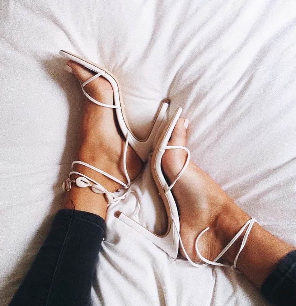 WHO WHAT WEARさんのインスタグラム写真 - (WHO WHAT WEARInstagram)「Free your feet from socks and grab an anklet instead. Tap the link in bio for the coolest styles we've seen on our Instagram feeds.  photo: @laurencrowe88 via @rayethelabel」5月23日 10時17分 - whowhatwear
