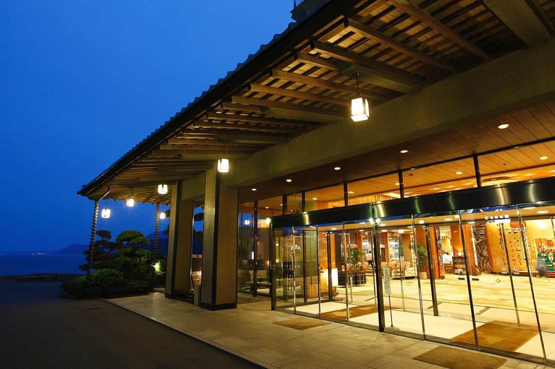 稲取銀水荘さんのインスタグラム写真 - (稲取銀水荘Instagram)「. 東伊豆 稲取温泉の旅館『稲取銀水荘』です。 詳しくはプロフィールURLをご覧ください。 大浴場、露天風呂ともに湯量豊富で開放感は抜群です。 潮風を体いっぱいに感じながら水平線を眺める贅沢さを実感できます。  稲取銀水荘 〒413-0411 静岡県賀茂郡東伊豆町 稲取1624-1 TEL:0557-95-2211（代表） . . #稲取銀水荘#銀水#銀水荘#静岡#静岡県#伊豆#伊豆旅行#伊豆観光#旅行#旅#旅女#旅スタグラム#温泉#温泉旅行#温泉好き#温泉同好会#温泉女子#伊豆元気旅#いいね伊豆#旅のしおり#癒しの空間#癒しの時間#休日#デート#休日デート#満足#大満足#思い出#旅の思い出#金目鯛」5月23日 10時23分 - inatoriginsuisosta_izu