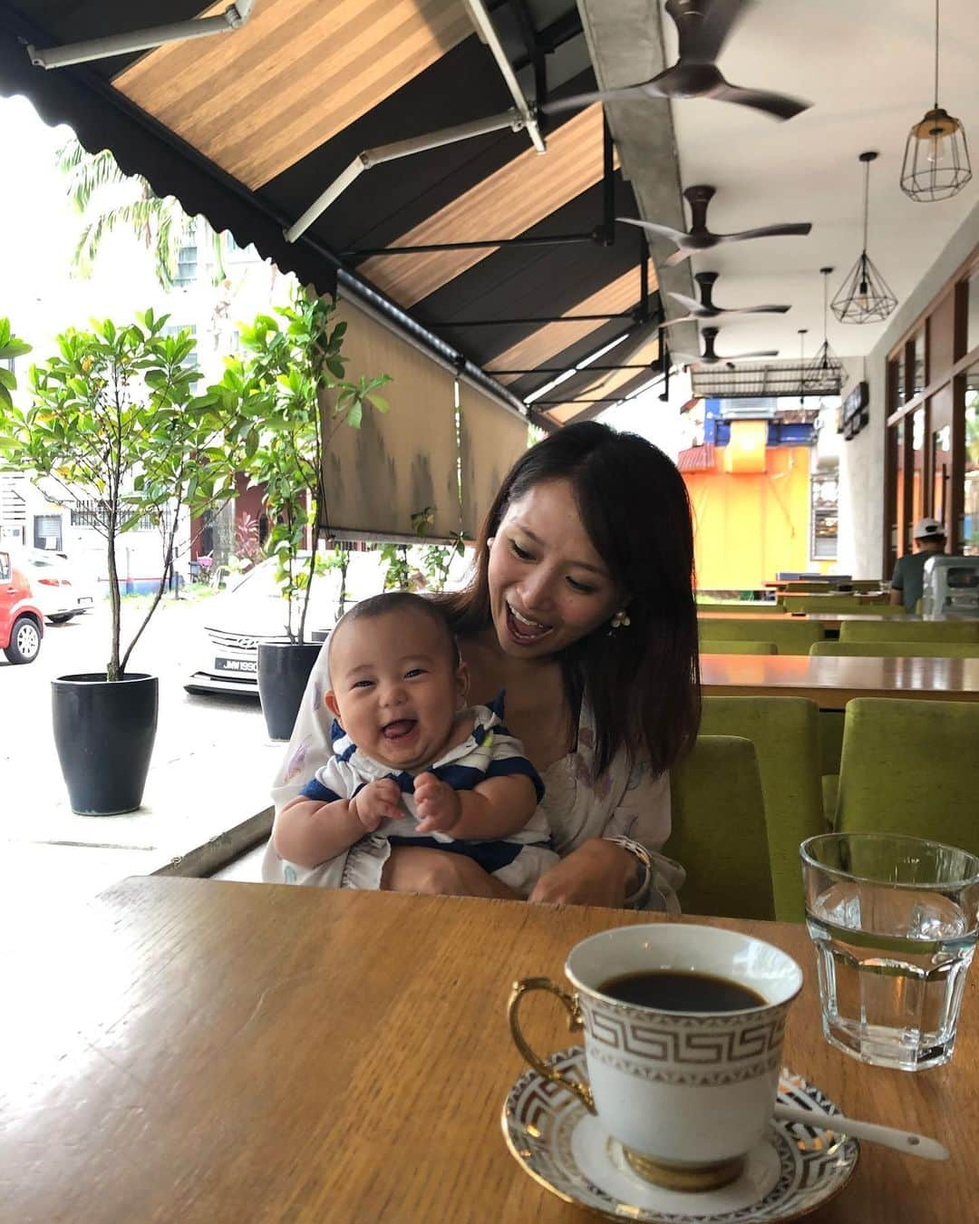 橋本麻里衣さんのインスタグラム写真 - (橋本麻里衣Instagram)「Coffee time..☺︎ ＊ ＊ ジョホールでもいつも同じお店ばかり行ってしまうので少しは開拓してみよう！と地元で人気らしいmy liberica coffeeというコーヒー農園所有のカフェに行ってみました。 雰囲気はなかなか素敵でしたが、コーヒーはアロマの香りが強すぎて 一口しか飲めませんでした..残念。 ＊ 個人的にジョホールのスイーツでおすすめなのは、lavenderの半熟チーズケーキと、hiap joo bakeryのバナナケーキです☺︎❤︎!! ＊ #malaysia#johor#sglife#singaporelife#sglocallife#lifeinsingapore#ootd#新加坡#星港#シンガポール#シンガポールライフ#シンガポール生活#シンガポールカフェ#シンガポール在住#子連れシンガポール#シンガポール子育て#男の子のママ#ジョホール#ジョホールバル#買い出し#シンガポールおすすめ ❤︎」5月23日 10時23分 - mariihashimoto