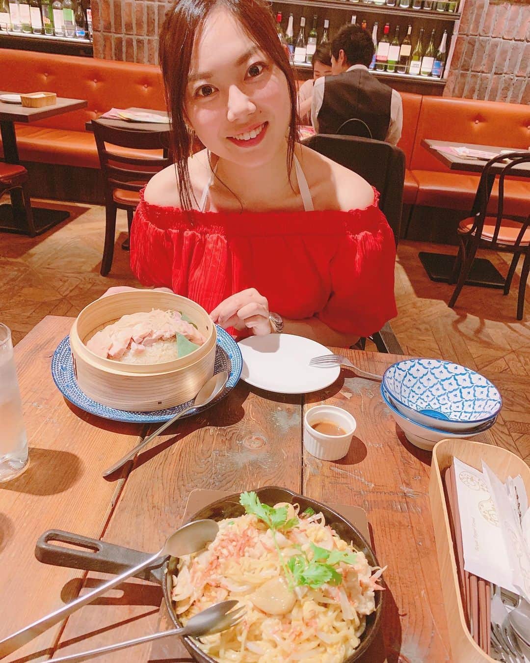 志村玲那さんのインスタグラム写真 - (志村玲那Instagram)「#姉とご飯にお出かけしてきたよー🍓 #タイ料理を食べてきたの🍀 #パクチーは特別に好きではないけど特別に嫌いでもないタイプです🌹🌹 #タオマンガイとパッタイ🐠🐠」5月23日 10時24分 - rena_shimura