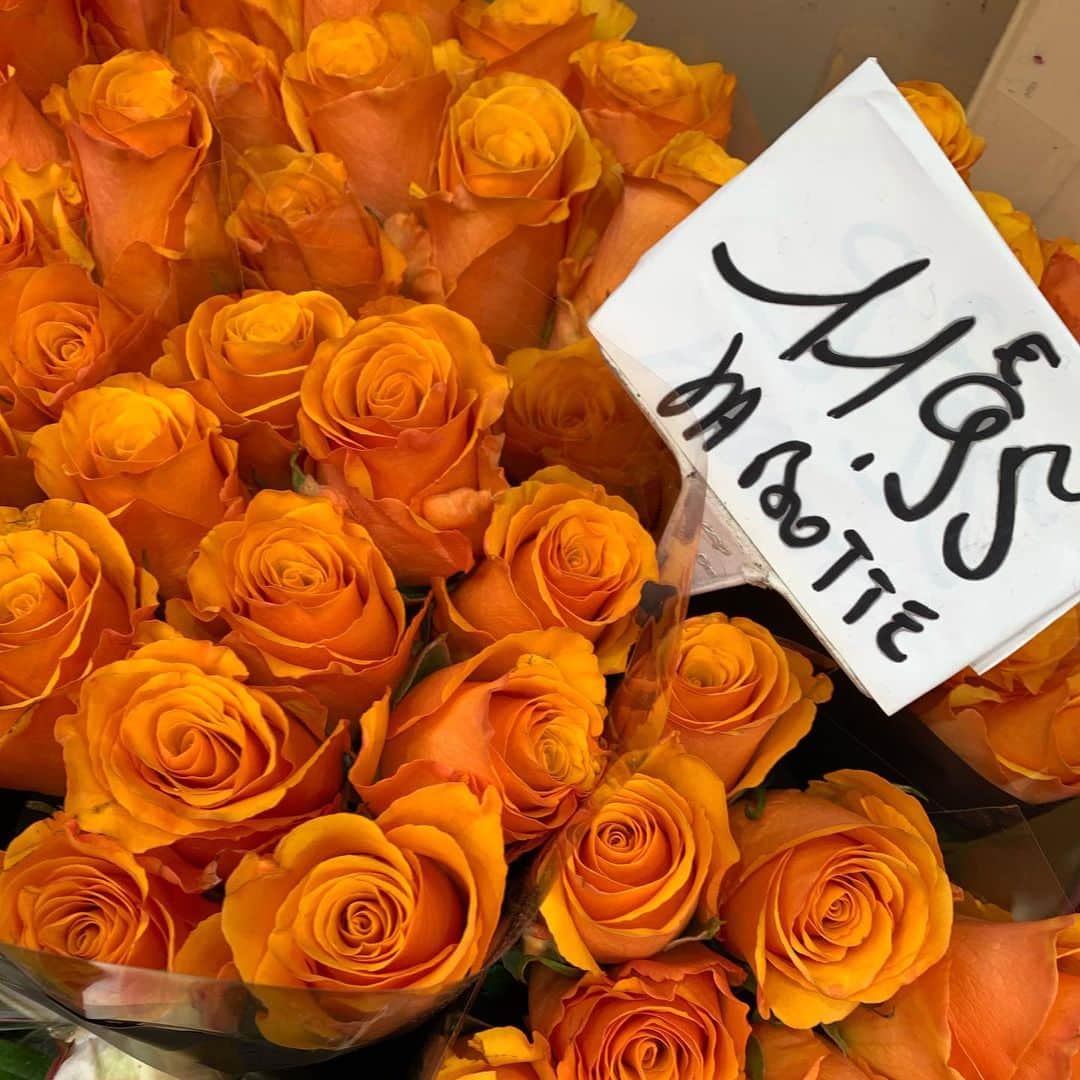 風間ゆみえさんのインスタグラム写真 - (風間ゆみえInstagram)「オレンジ色の気分  暖かくて強いエナジーの色  パリ模様は @mimollet webマガジンをチェックしで下さいね😊💕」5月23日 10時36分 - yumie_kazama