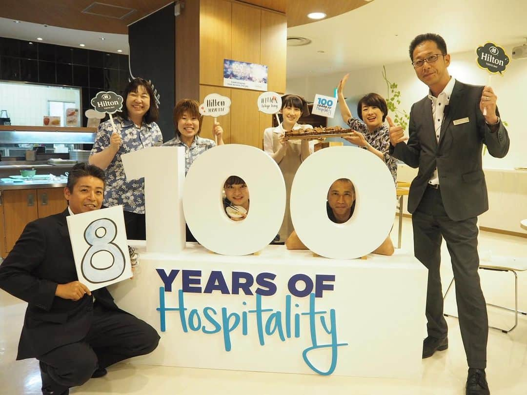 ヒルトン東京ベイ Hilton Tokyo Bayさんのインスタグラム写真 - (ヒルトン東京ベイ Hilton Tokyo BayInstagram)「8 days to go until Hilton’s 100th anniversary🎉 . ヒルトン100周年まであと8日！ 8日目のカウントダウンは、従業員食堂で休憩中のチームメンバーをぱしゃり📸「ベイ・カフェ」と呼ばれる従業員食堂では、100周年をお祝いする特別メニューが振舞われています😉🍴この日はヒルトン・クラシック・ブラウニー🍫 Countdown by some team members who are having dinner at our canteen “Bay Cafe”! . #ヒルトン東京ベイ #東京ディズニーリゾート #舞浜 #チーム #ホテル #100周年 #100周年記念 #ヒルトン #ヒルトンセレブレーション100 #ホテルマン #hilton100 #hilton #tokyodisneyresort #maihama #hiltontokyobay #Hilton100anniversary #wearehilton #100th #100thanniversary #anniversary #celebrate #diversity #diversityandinclusion #gptw #greatplacetowork」5月23日 10時37分 - hiltontokyobay