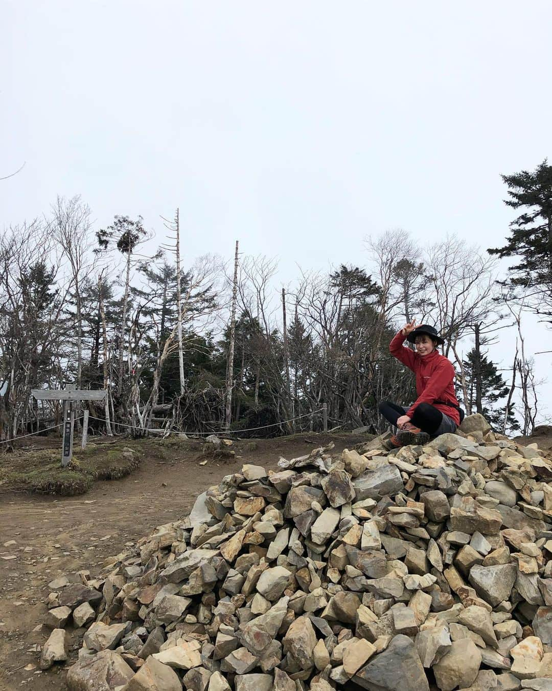 池田彩さんのインスタグラム写真 - (池田彩Instagram)「この前の登山写真まだまだあったから載せときます⛰ #山 #大菩薩嶺 #標高 #標高2000米 #米ってなに #ポーズがきしょい笑」5月23日 10時30分 - aya_ikeda_official