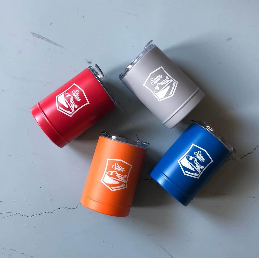 株式会社津田商会のインスタグラム：「Shine Craft Vessel からタンブラーとクージーの2ウェイで使える「オールパーパスタンブラー」が入荷しました。 ドリンクキャップを付ければ直飲みタンブラーに（2枚目画像）、カンホルダーを付ければクージーに（3枚目画像）。 もちろん真空二重構造で保温保冷。一年中使えます。 特にこれからの季節にはマストなアイテムですよね！ ・ #shinecraftvessels #シャインクラフトベッセル #タンブラー #真空断熱タンブラー #ビール #コーヒー #コーラ #クージー #キャンプ #キャンプ道具 #フェス #アウトドア」